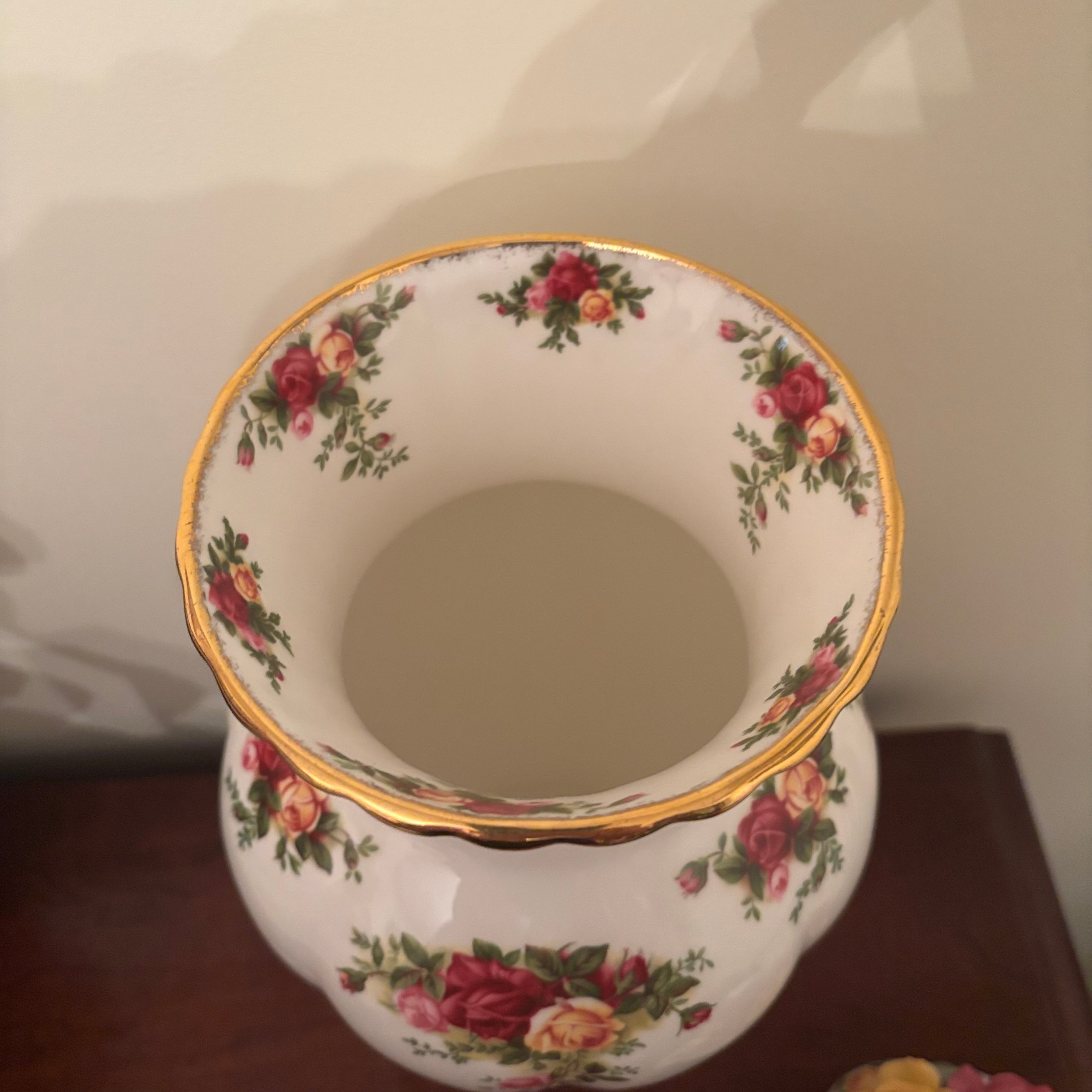 F112 Royal Albert Country Roses China Grouping (vase and tea cups)