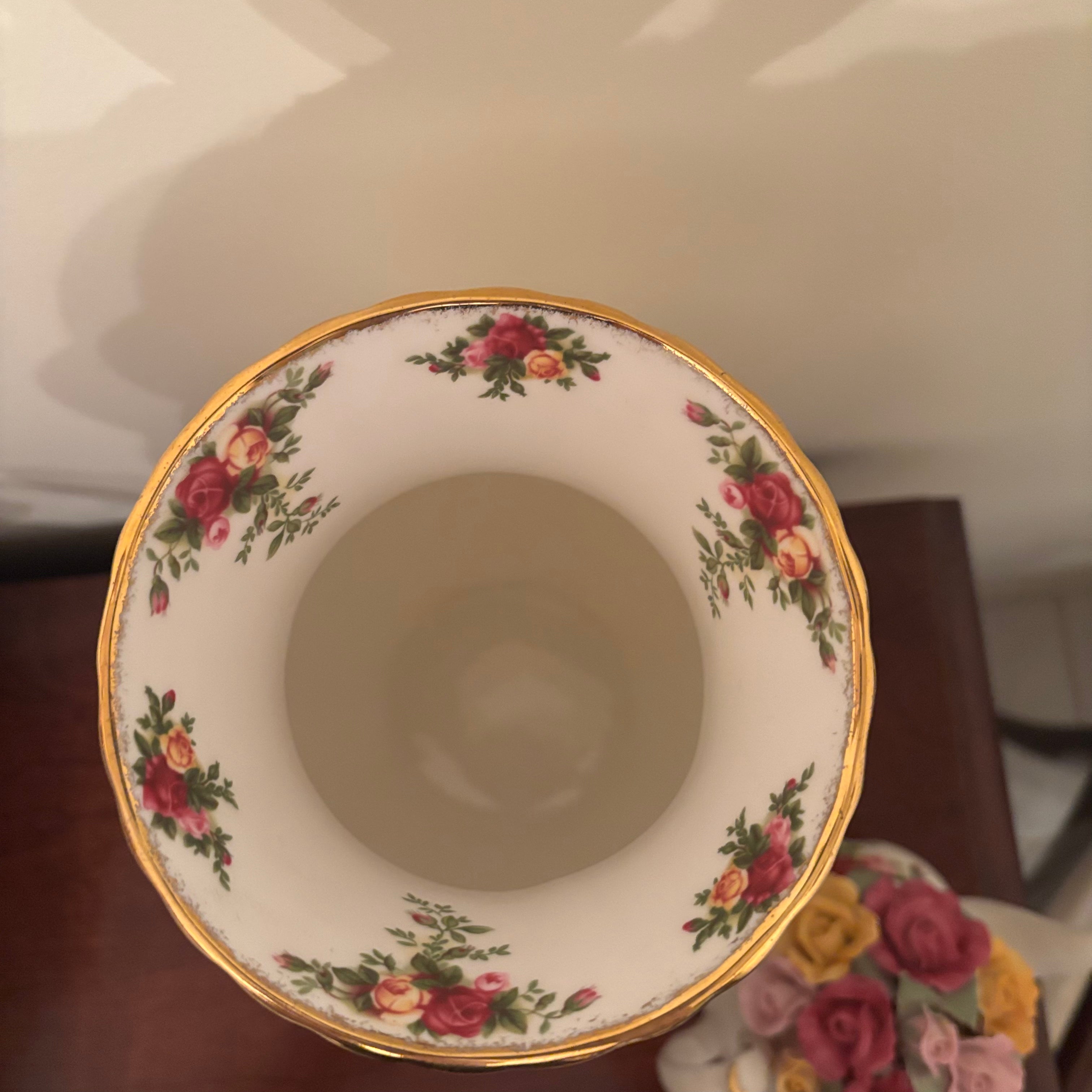 F112 Royal Albert Country Roses China Grouping (vase and tea cups)