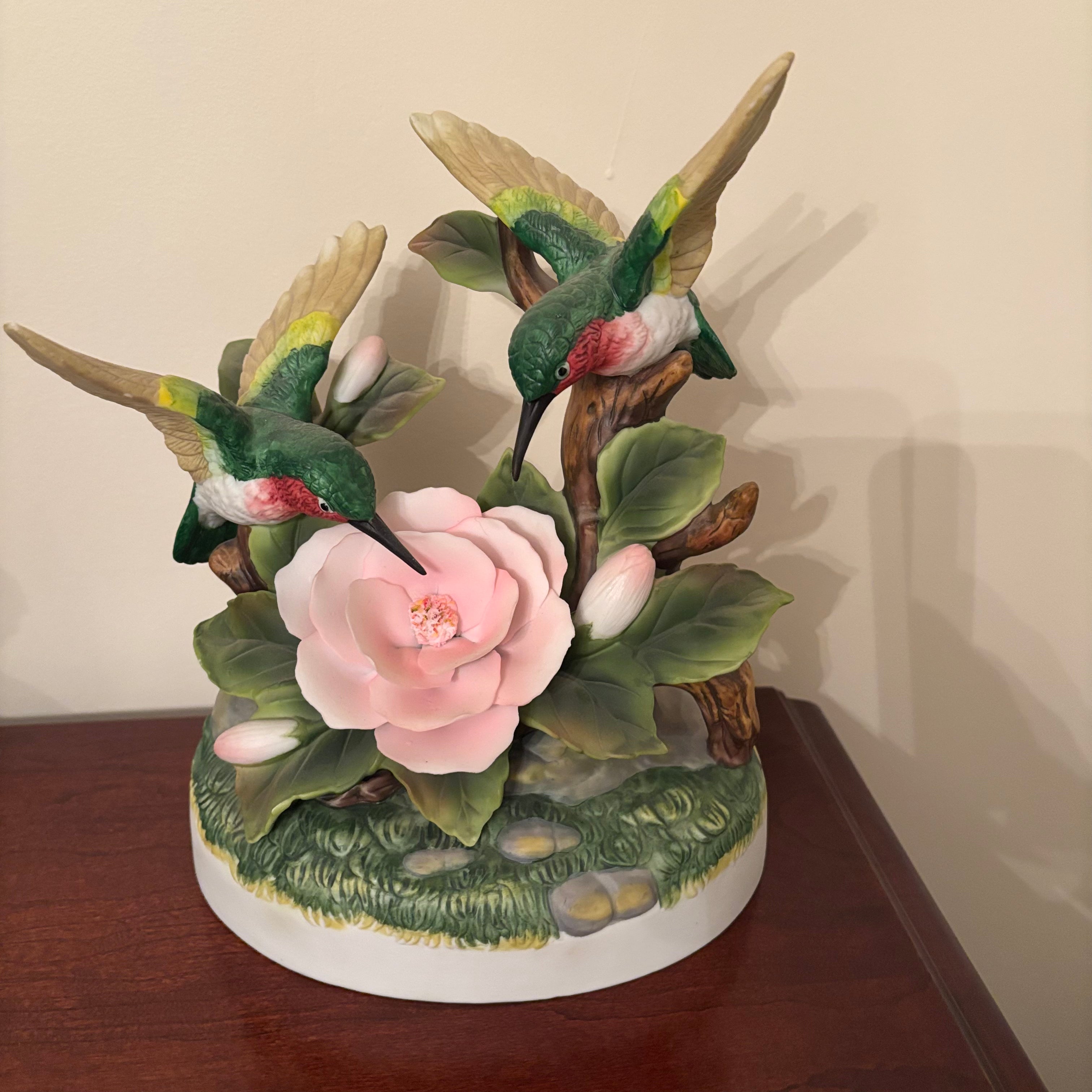 F113 Vintage Carlton Cards Hummingbird Music box