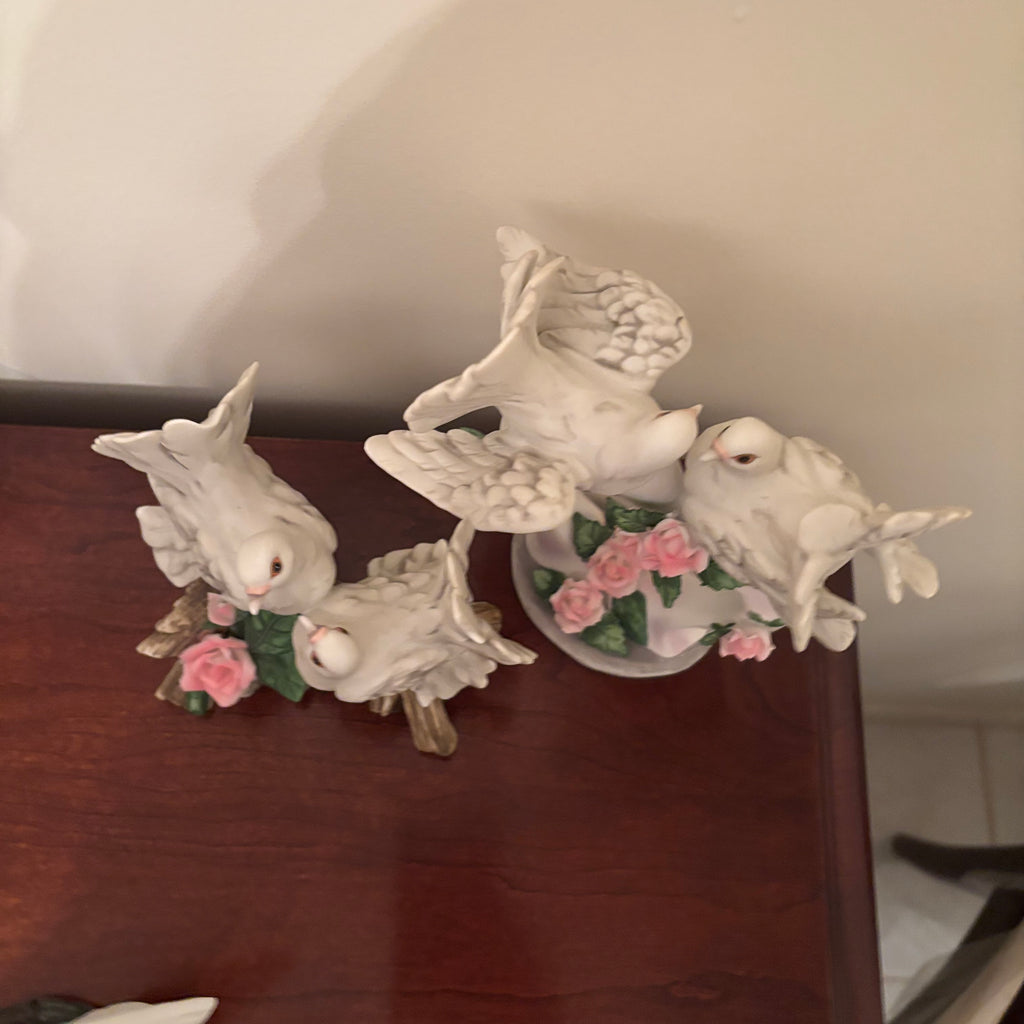 F114 Vintage Capodimonte style porcelain dove grouping