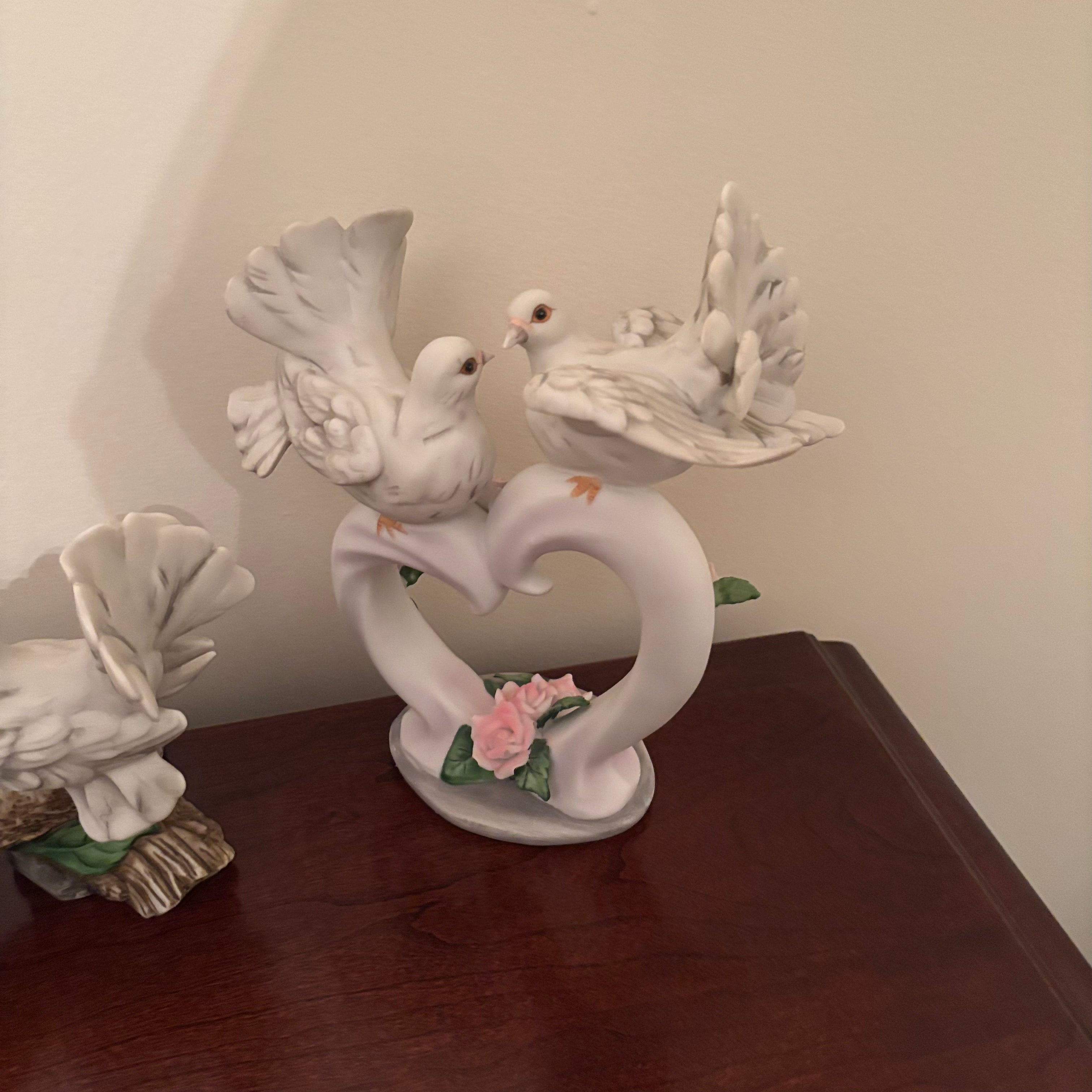 F114 Vintage Capodimonte style porcelain dove grouping