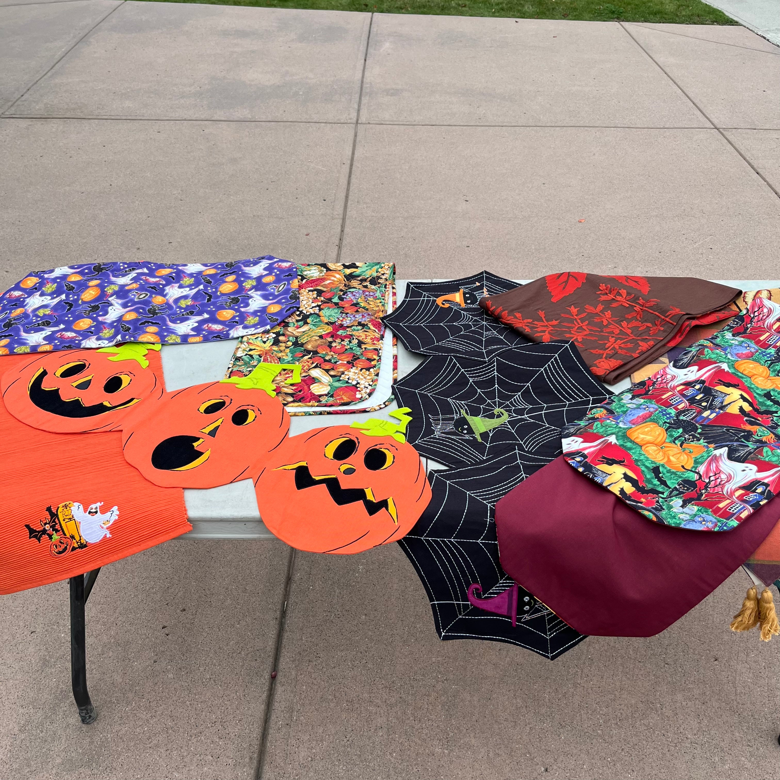 D683 Fall and Halloween table linens