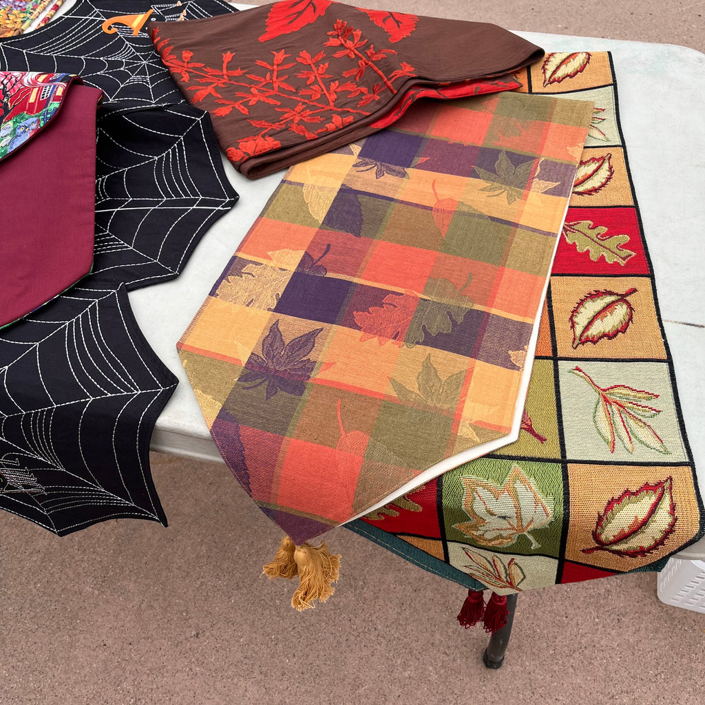 D683 Fall and Halloween table linens