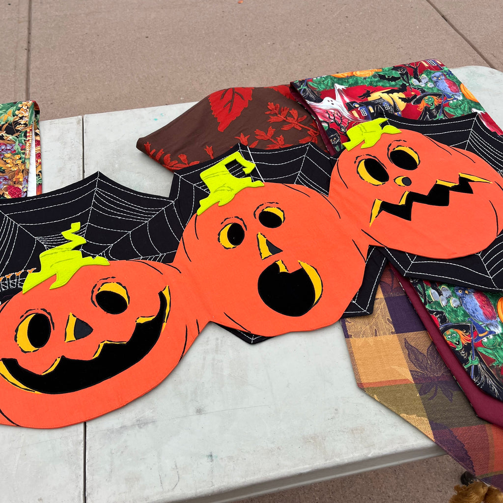 D683 Fall and Halloween table linens