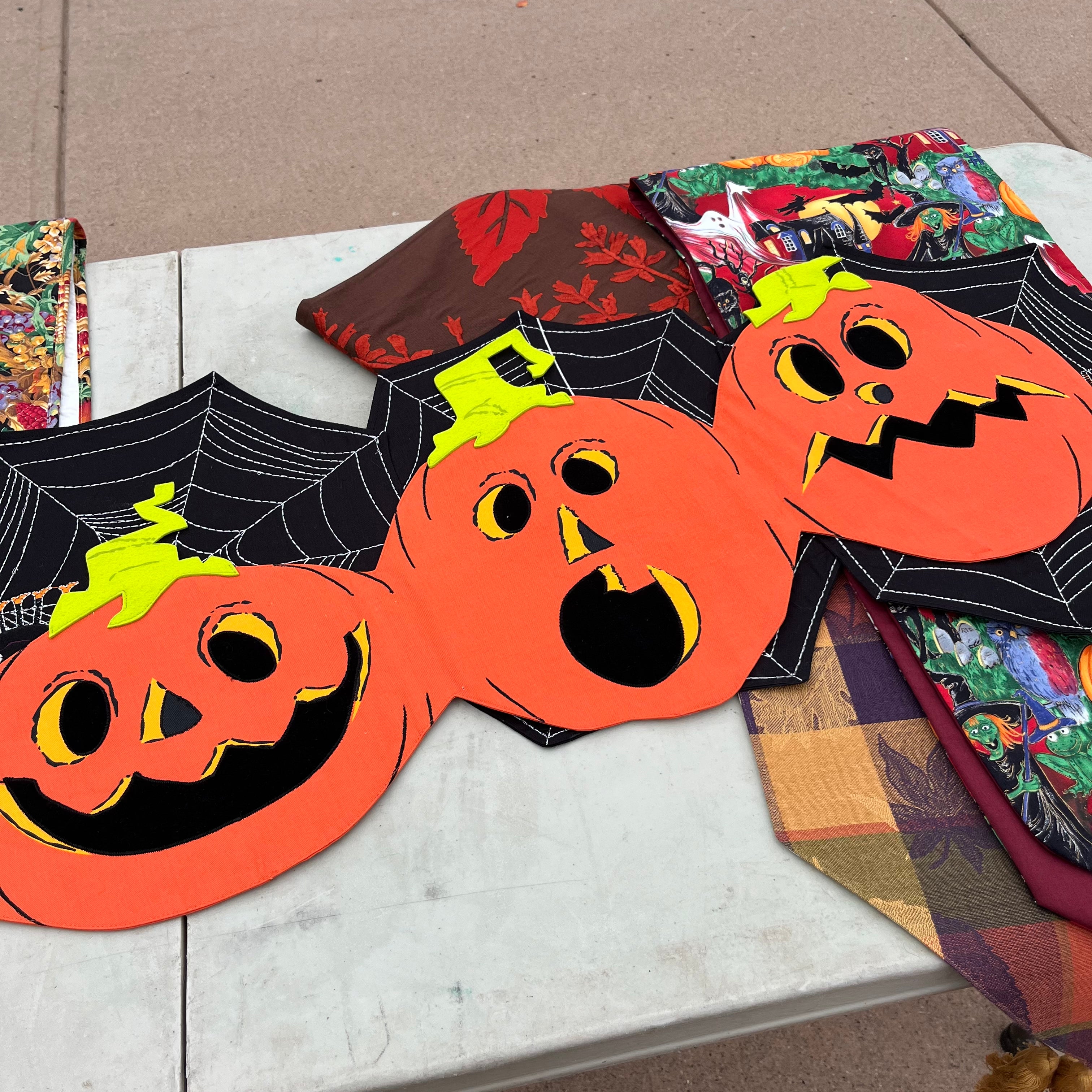 D683 Fall and Halloween table linens