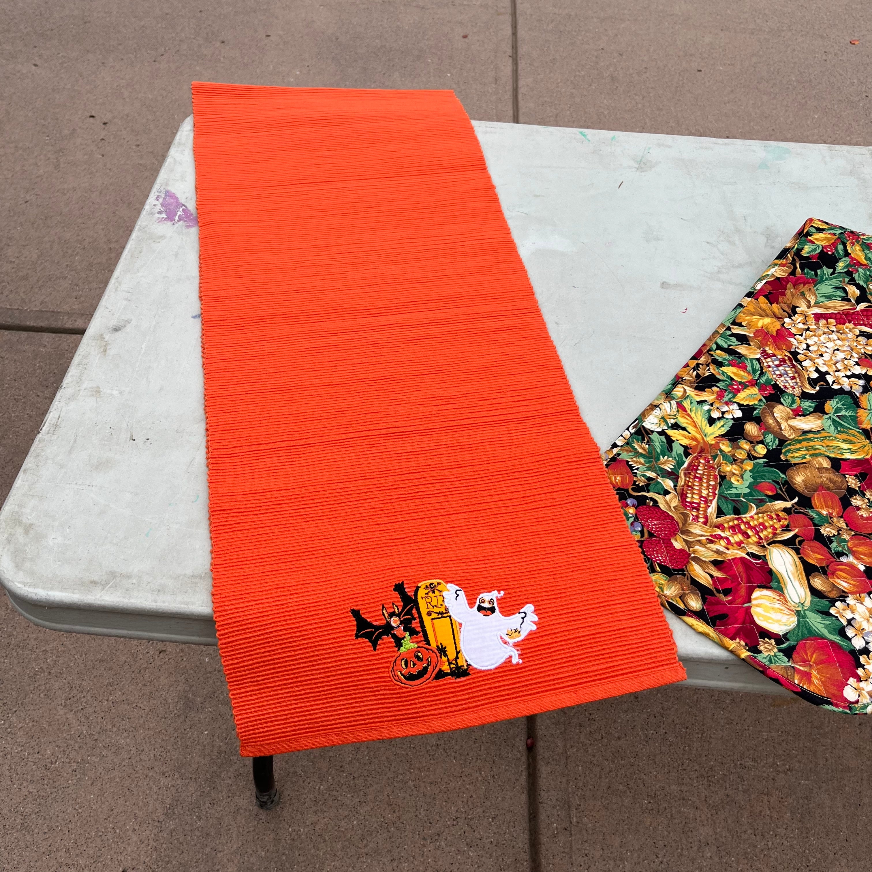 D683 Fall and Halloween table linens