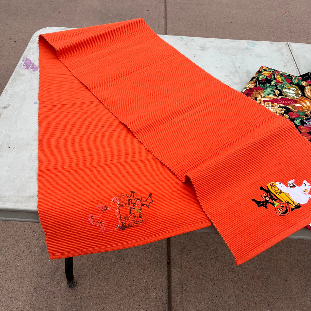 D683 Fall and Halloween table linens