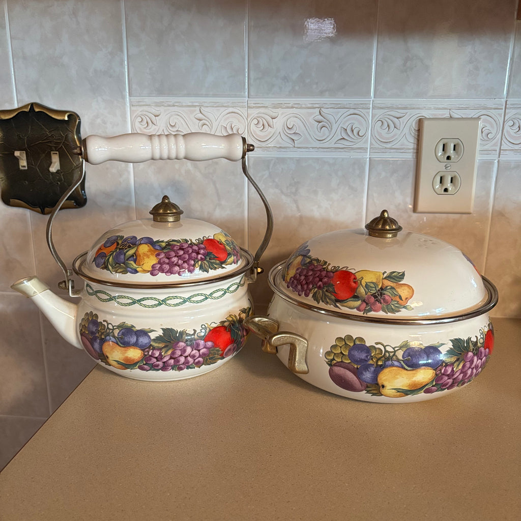 F128 Vintage Lincoware Cornucopia enamel tea pot and dutch oven