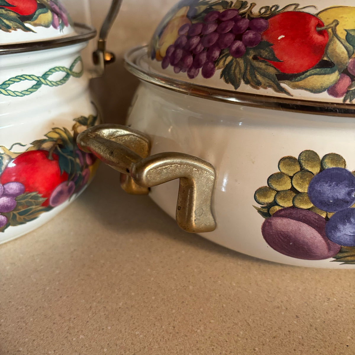 F128 Vintage Lincoware Cornucopia enamel tea pot and dutch oven