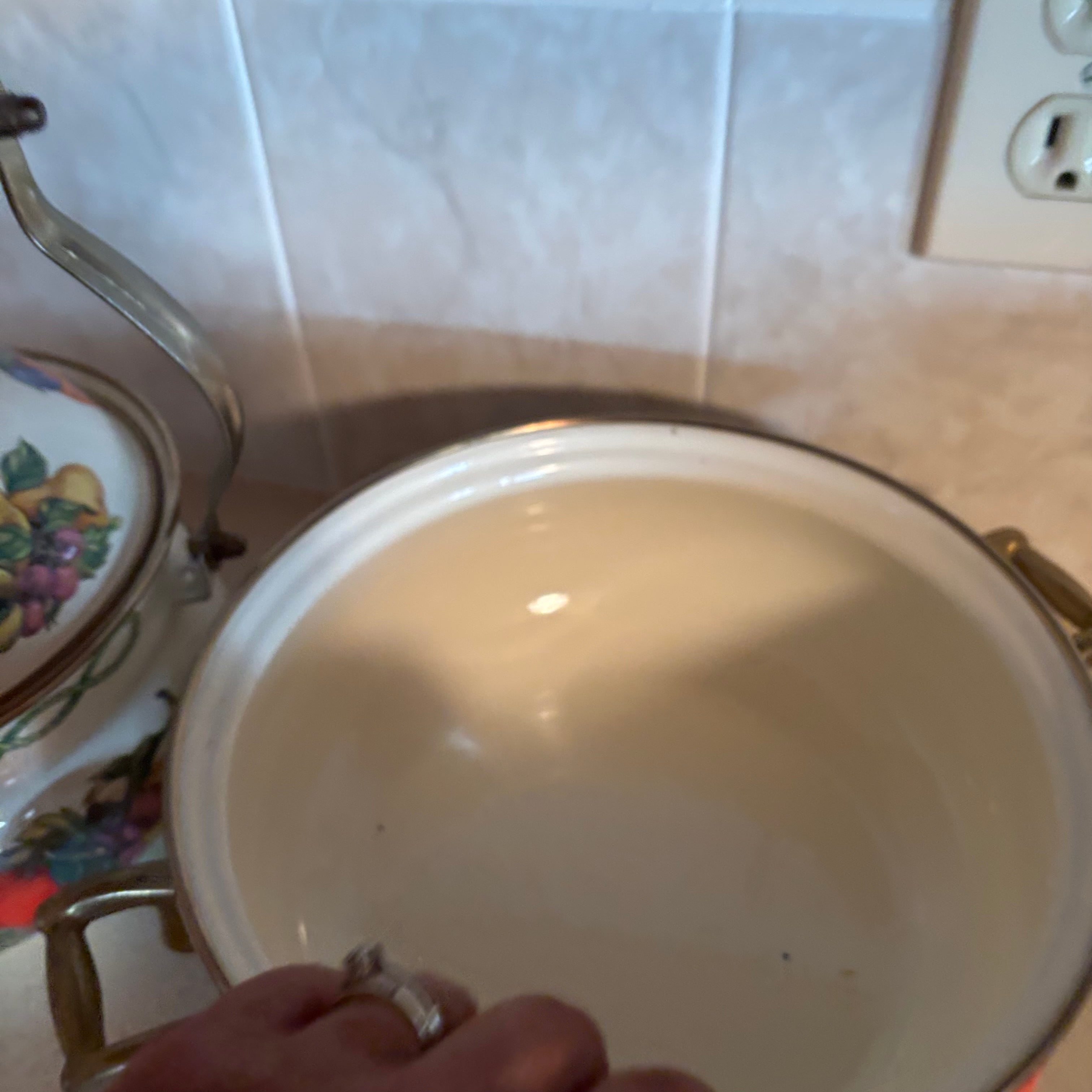 F128 Vintage Lincoware Cornucopia enamel tea pot and dutch oven