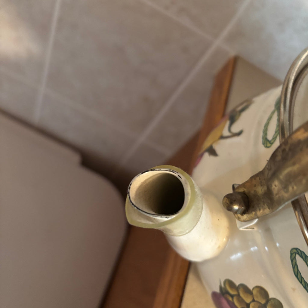 F128 Vintage Lincoware Cornucopia enamel tea pot and dutch oven