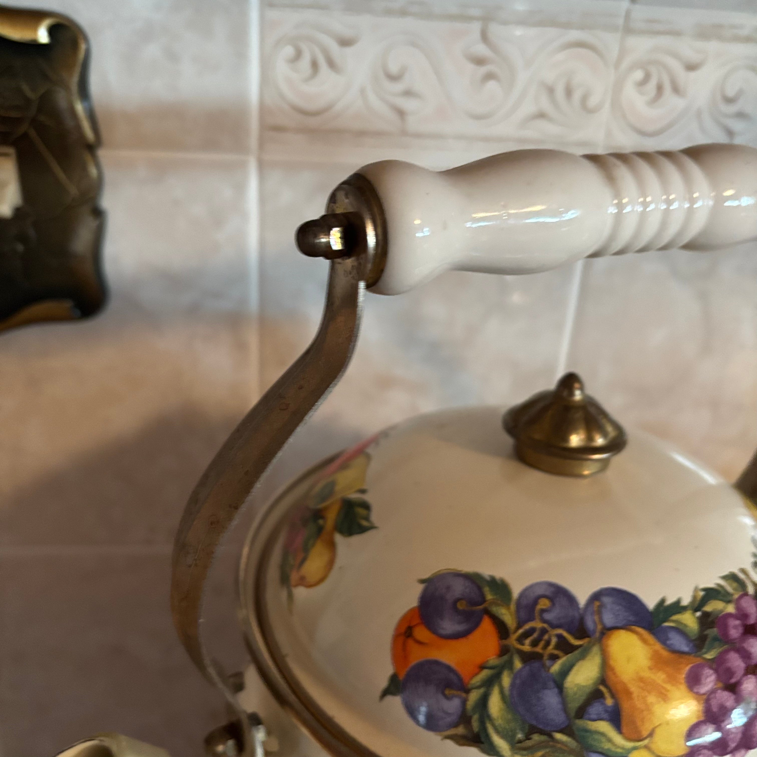 F128 Vintage Lincoware Cornucopia enamel tea pot and dutch oven