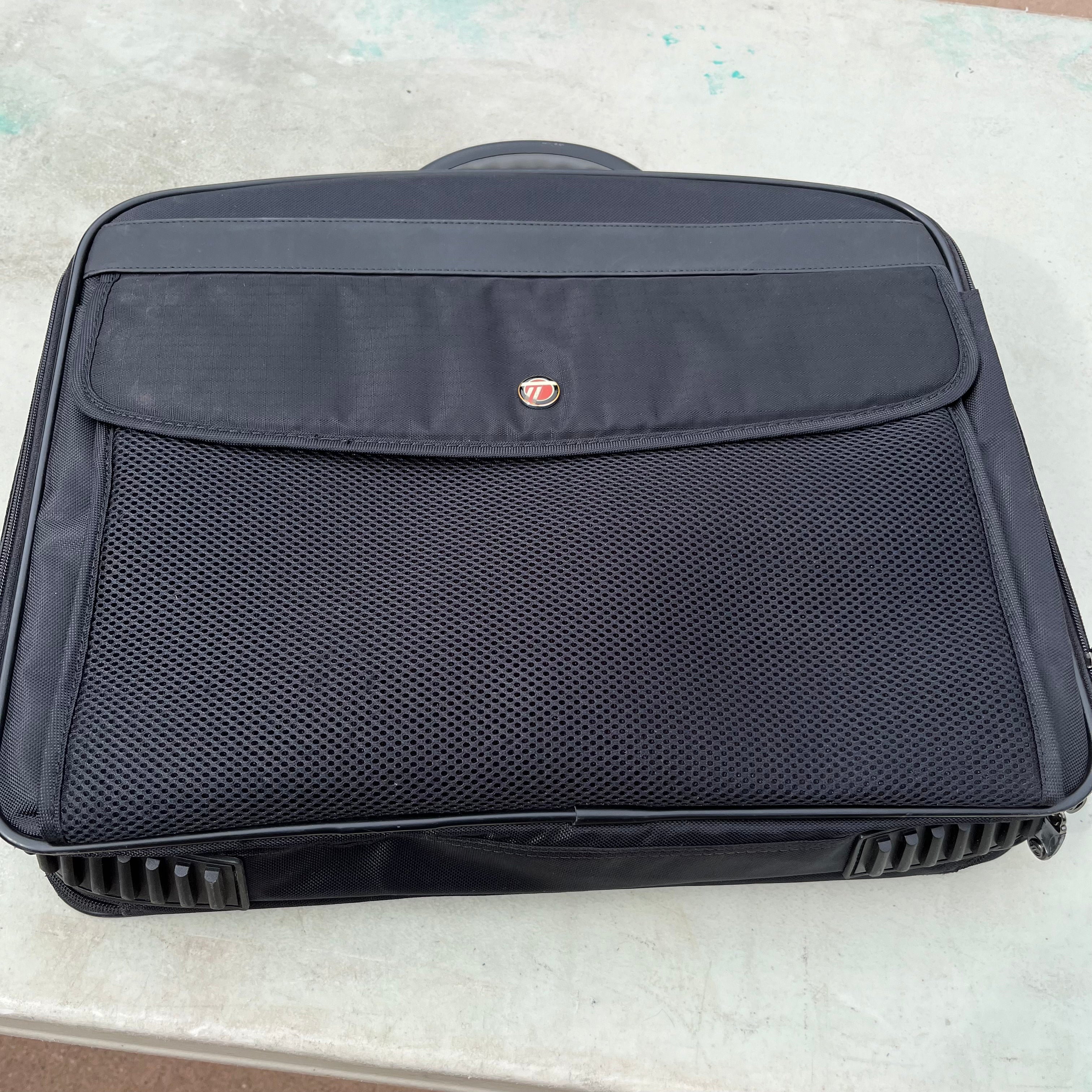 D688 Set of 2 black briefcases (Bugatti and more)