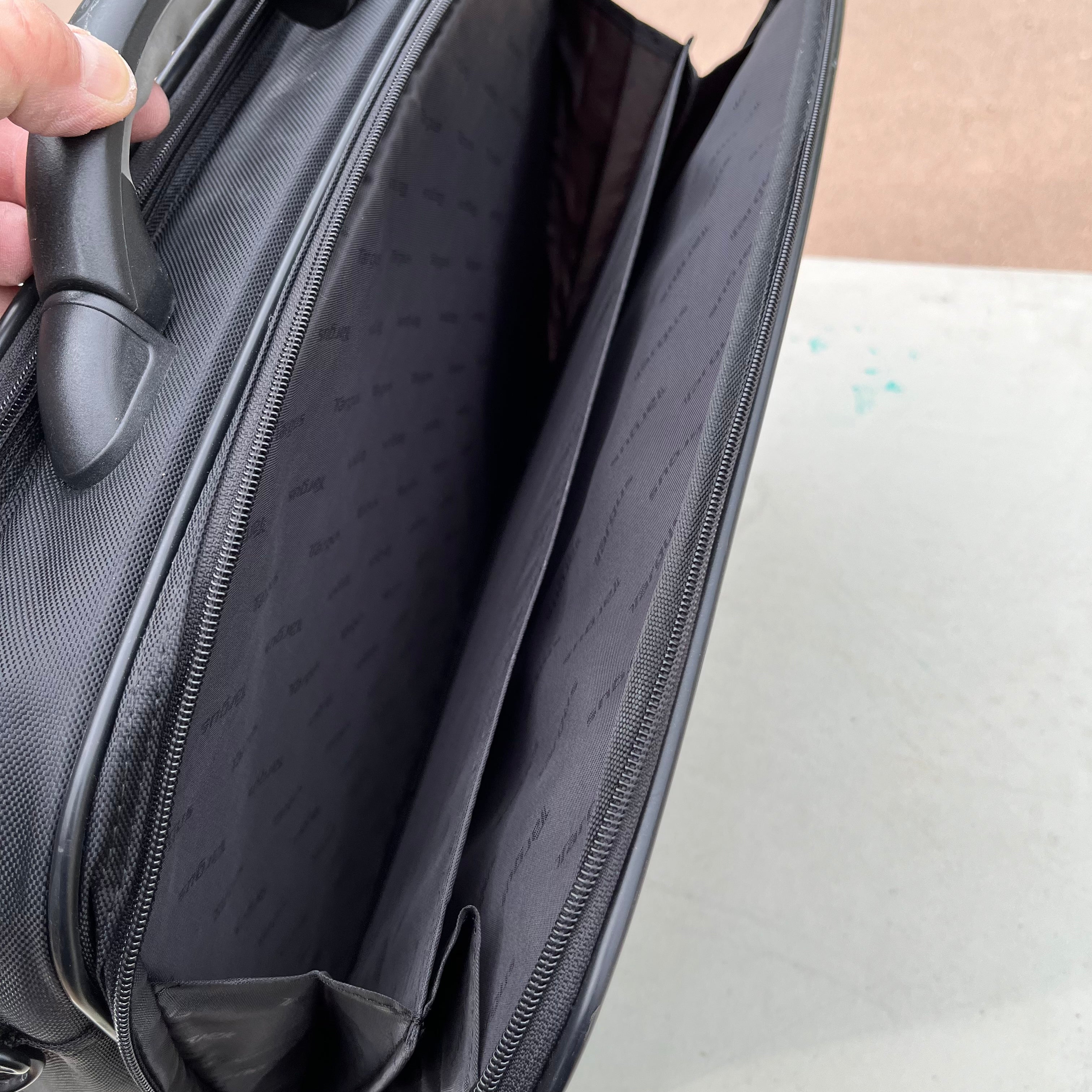 D688 Set of 2 black briefcases (Bugatti and more)