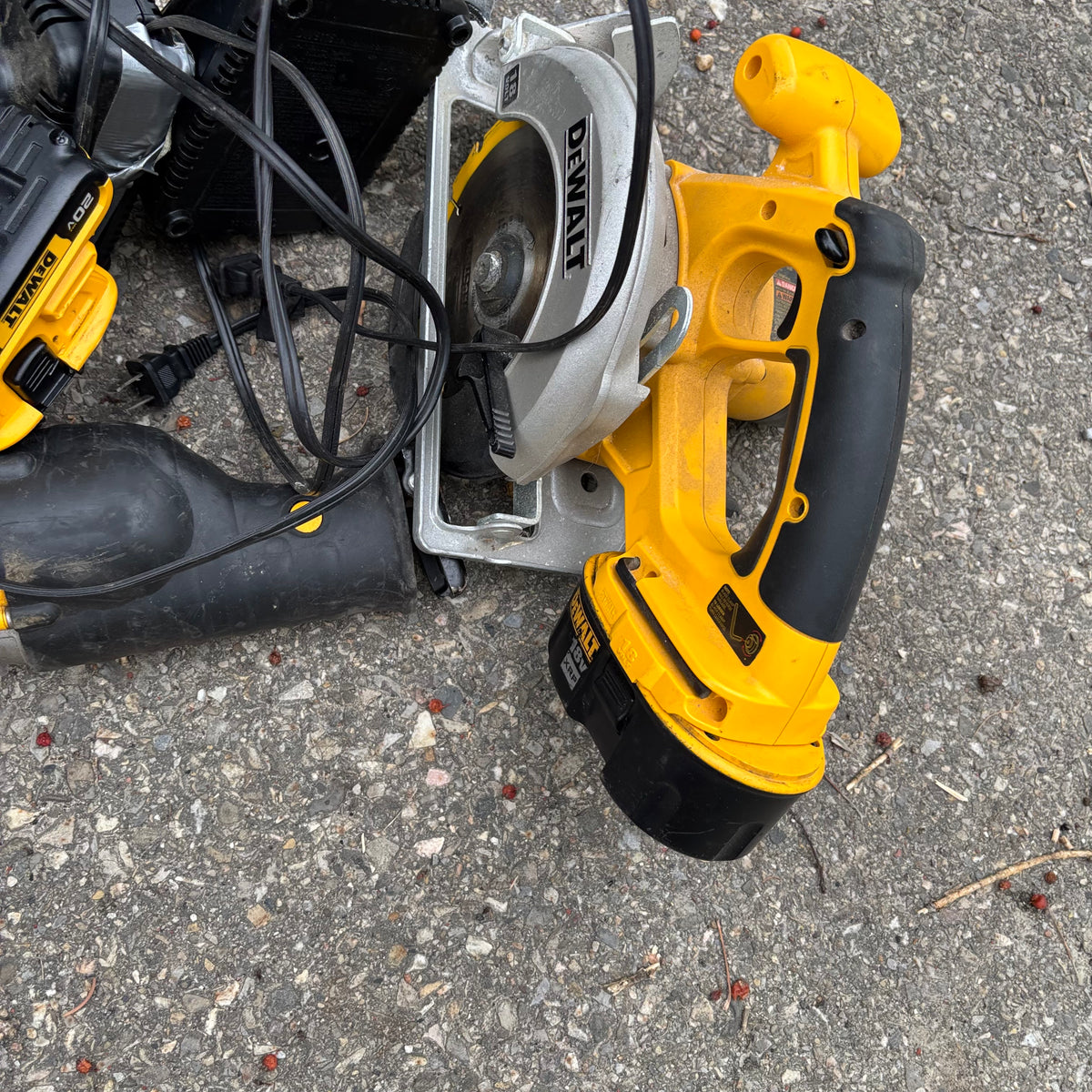 F138 As is Dewalt Tool Grouping (untested; batteries and chargers have not been matched up)