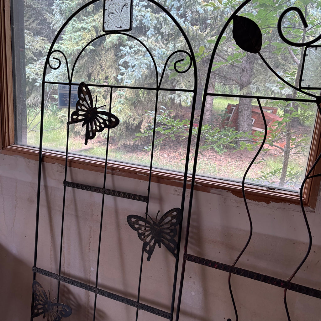 F146 Metal garden trellis with butterfly and hummingbird detail