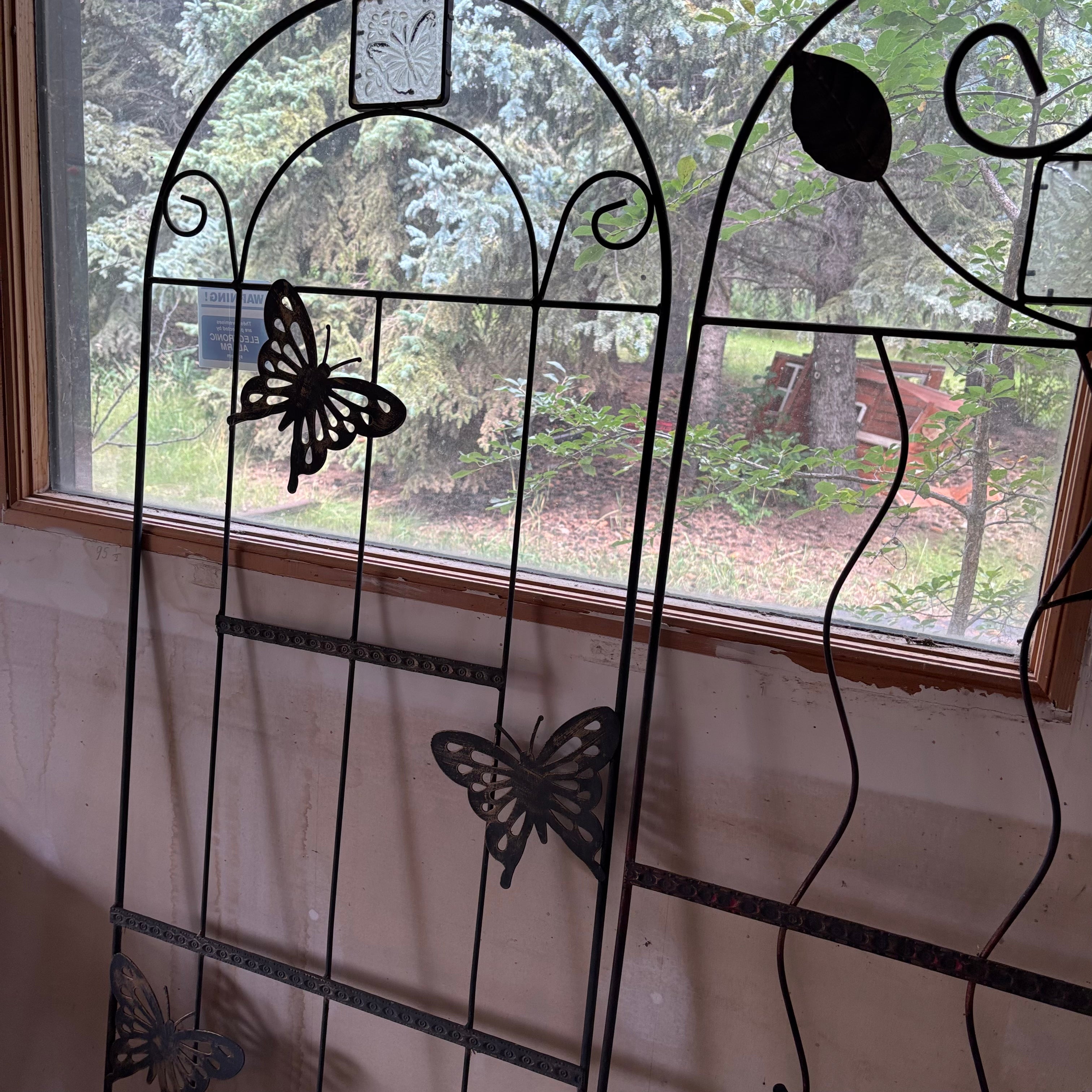 F146 Metal garden trellis with butterfly and hummingbird detail