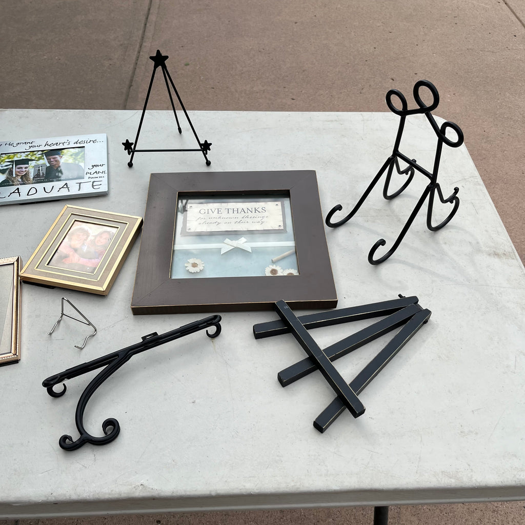 D709 Picture Frame Grouping ***table not included