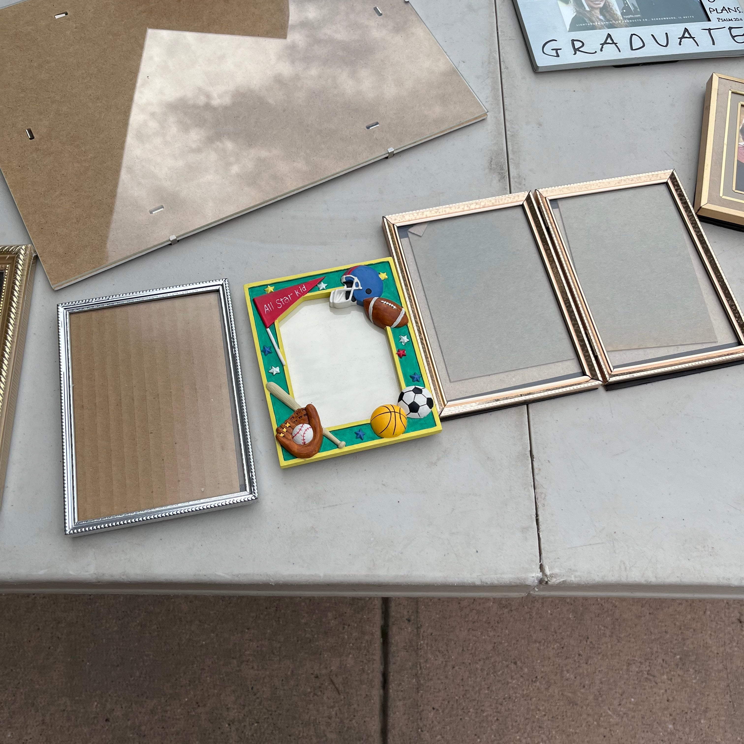 D709 Picture Frame Grouping ***table not included