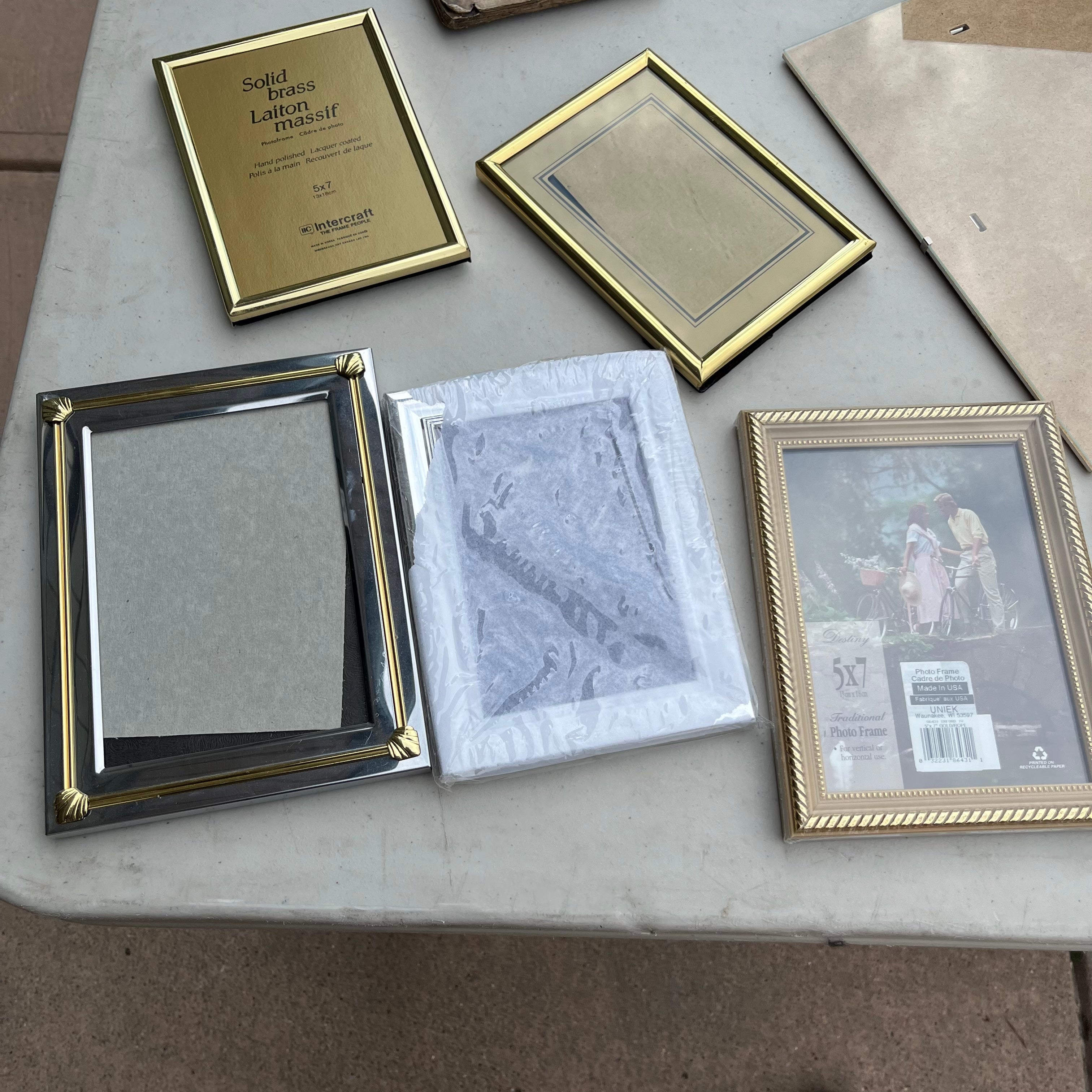 D709 Picture Frame Grouping ***table not included