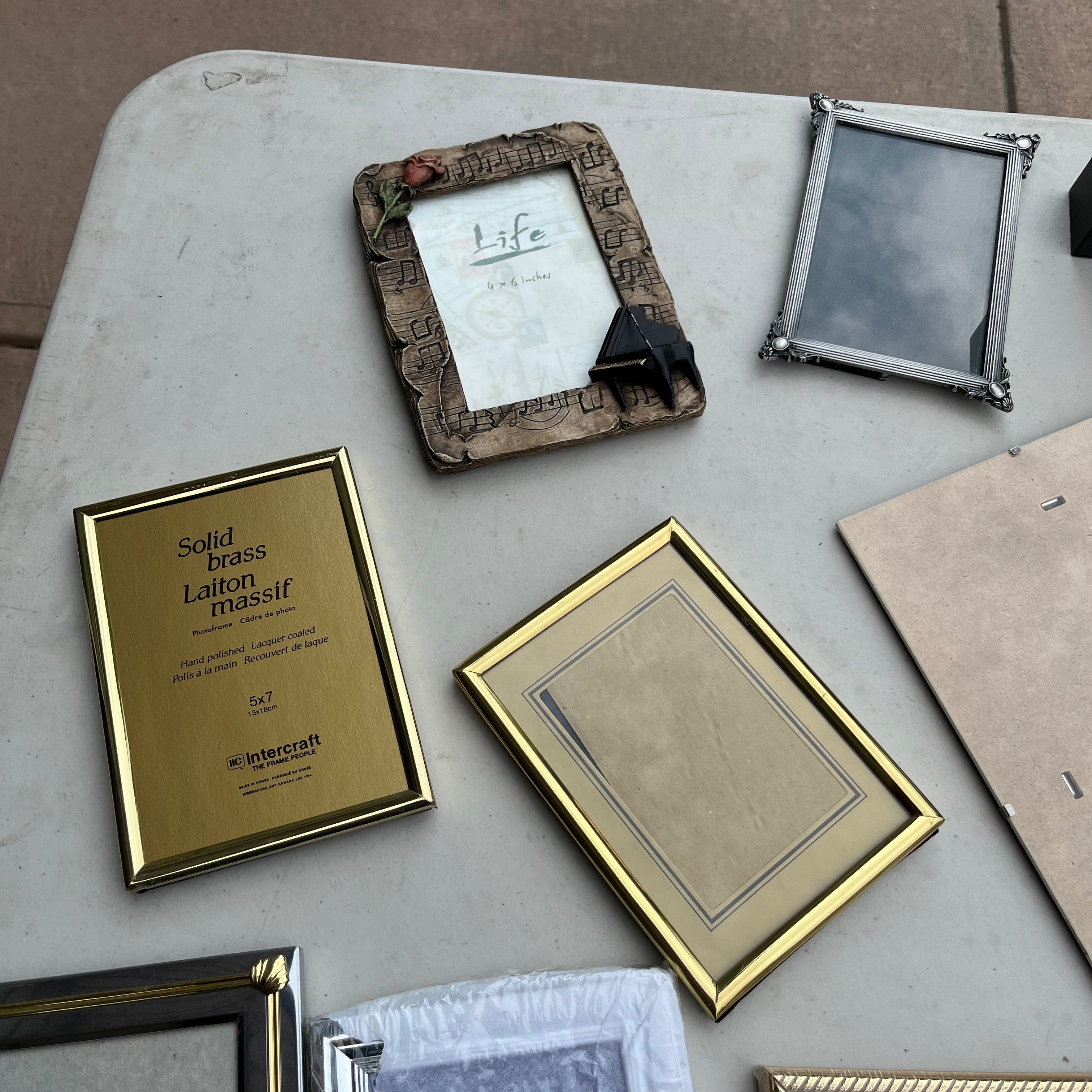 D709 Picture Frame Grouping ***table not included