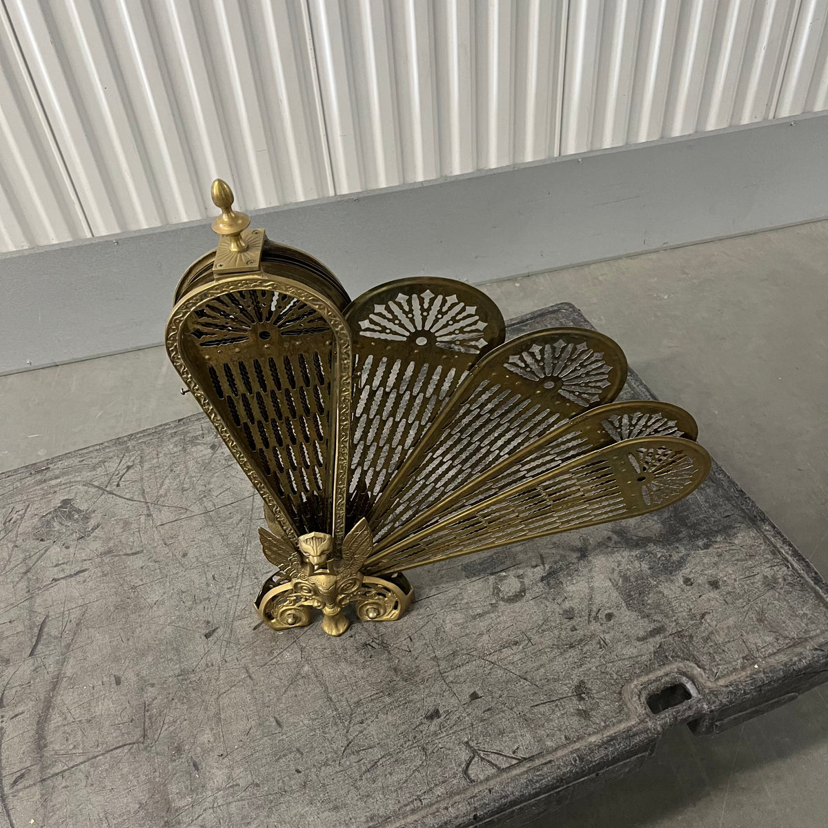U909 Vintage brass peacock fan fireplace screen