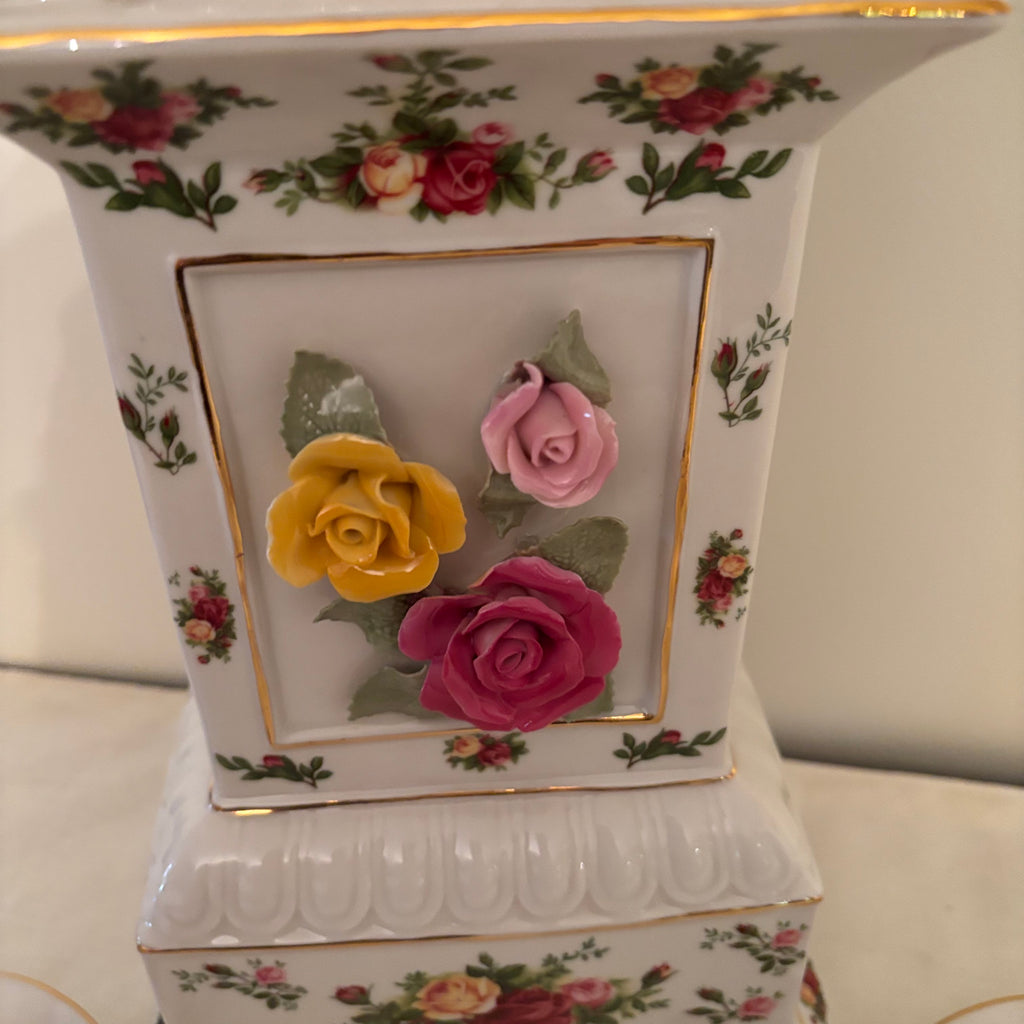 F172 China Grouping (Royal Albert Old Country Rose clock and Royal Grafton tea cups)