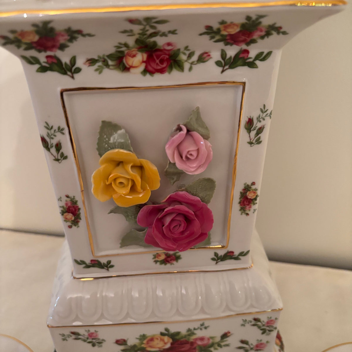 F172 China Grouping (Royal Albert Old Country Rose clock and Royal Grafton tea cups)