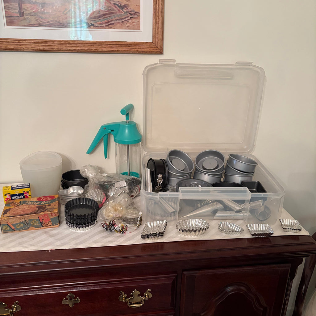 F174 Vintage kitchen grouping (baking tins, cookie press and more)