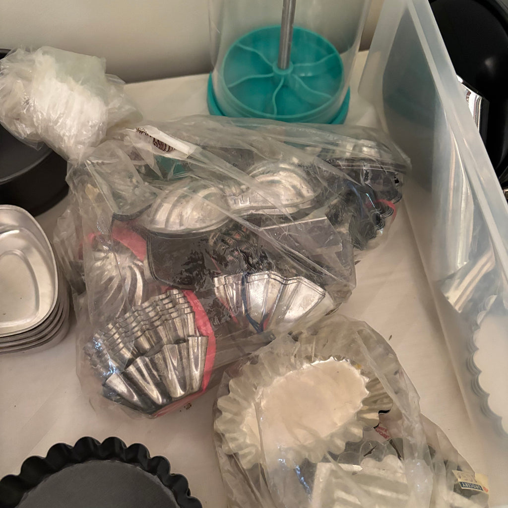 F174 Vintage kitchen grouping (baking tins, cookie press and more)