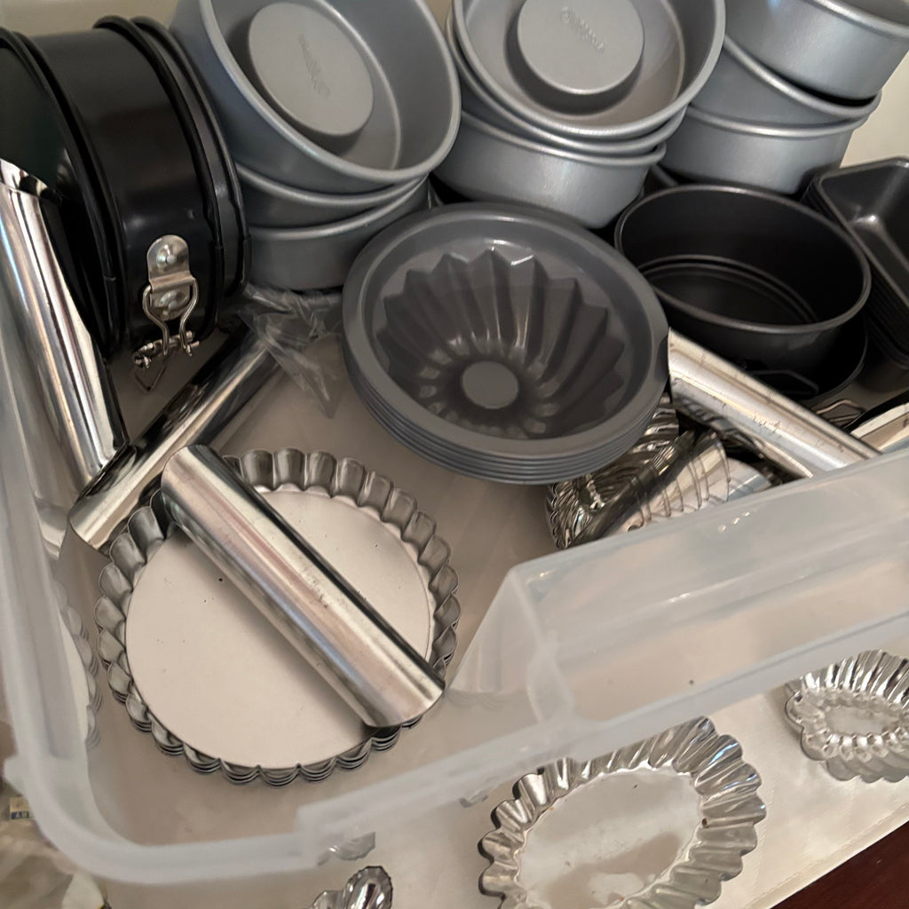 F174 Vintage kitchen grouping (baking tins, cookie press and more)