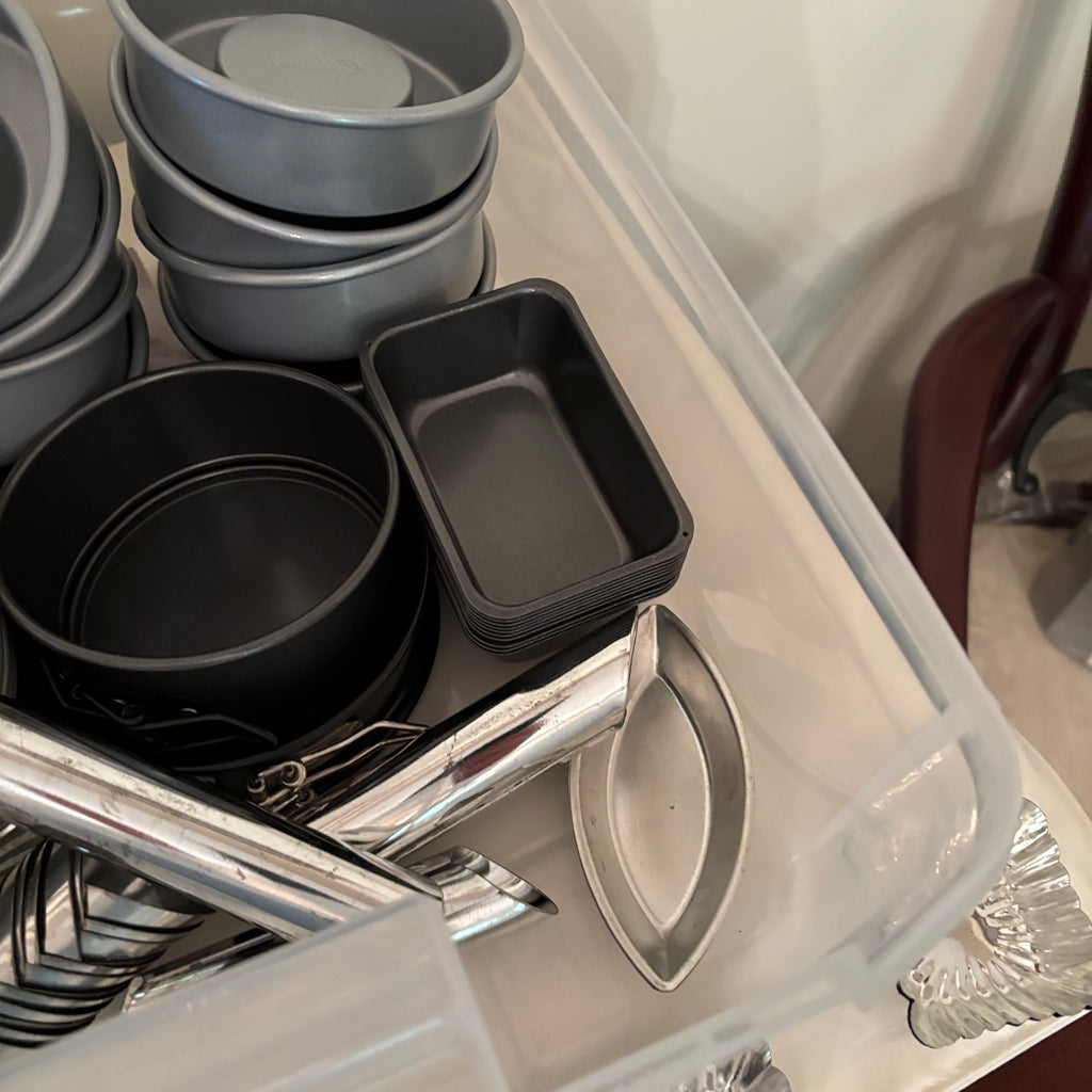 F174 Vintage kitchen grouping (baking tins, cookie press and more)