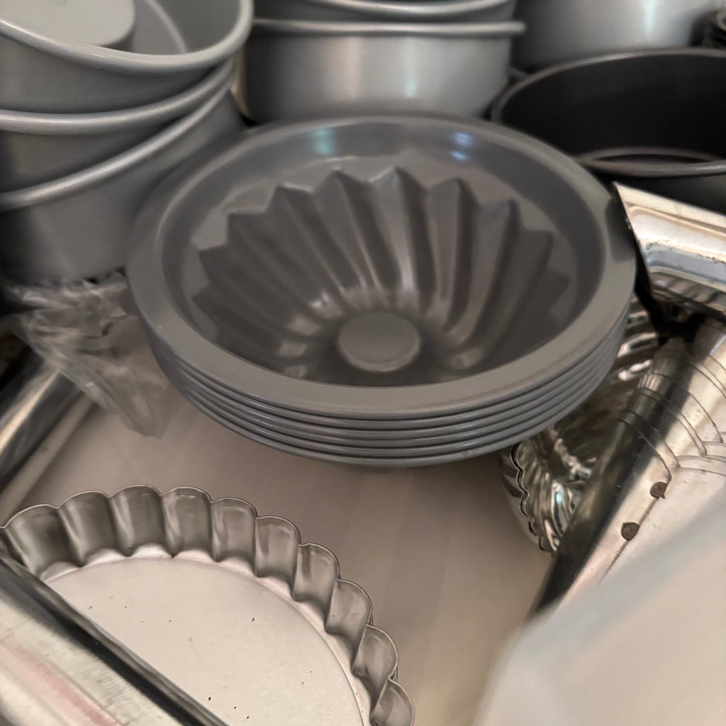 F174 Vintage kitchen grouping (baking tins, cookie press and more)
