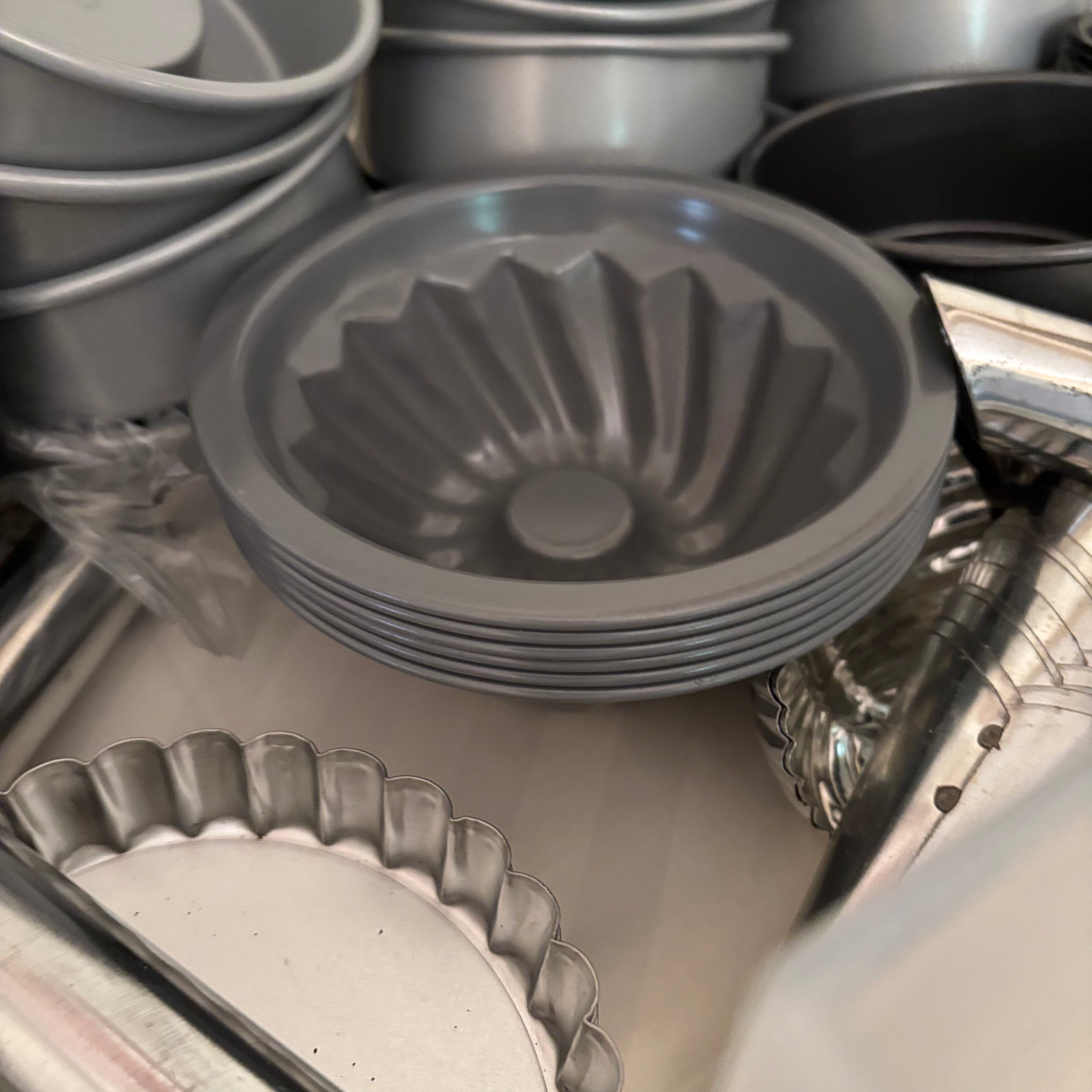 F174 Vintage kitchen grouping (baking tins, cookie press and more)