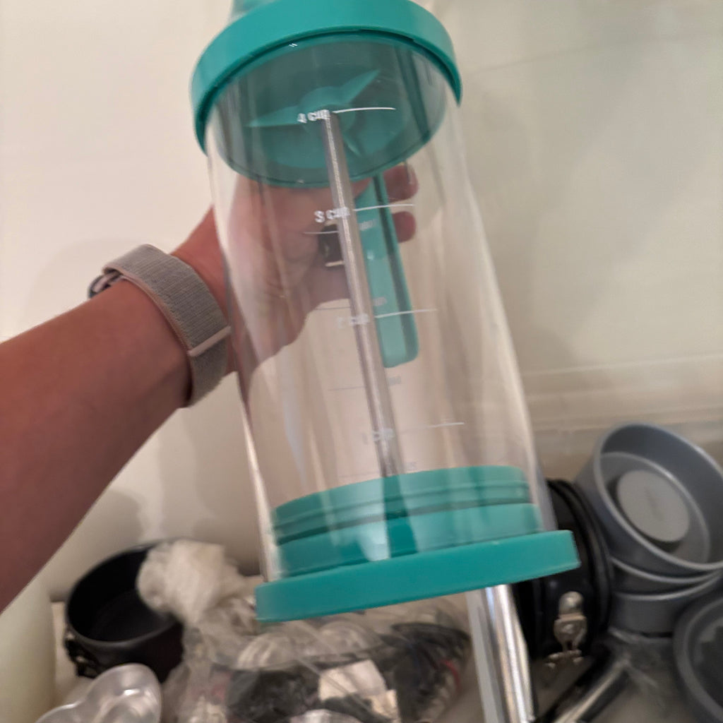 F174 Vintage kitchen grouping (baking tins, cookie press and more)