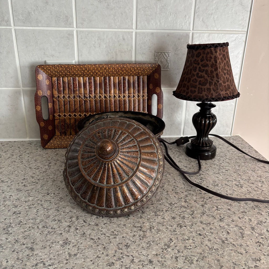 E781 Home decor grouping (heavy urn and more)