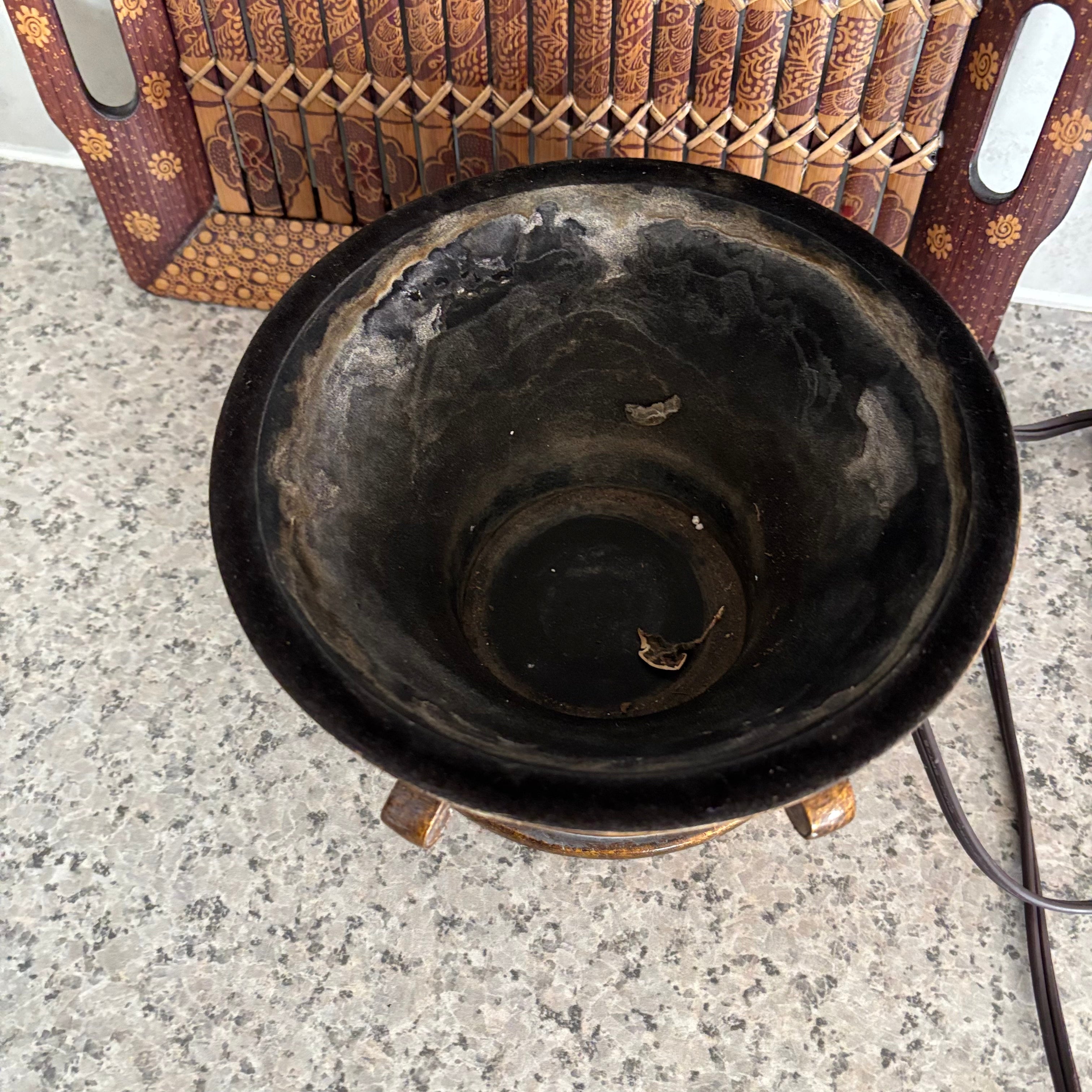 E781 Home decor grouping (heavy urn and more)