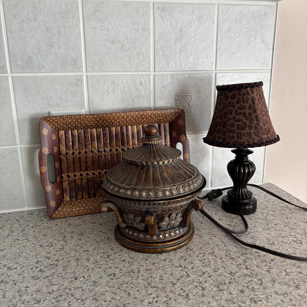 E781 Home decor grouping (heavy urn and more)