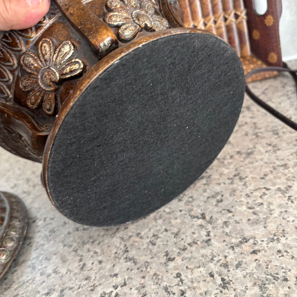 E781 Home decor grouping (heavy urn and more)