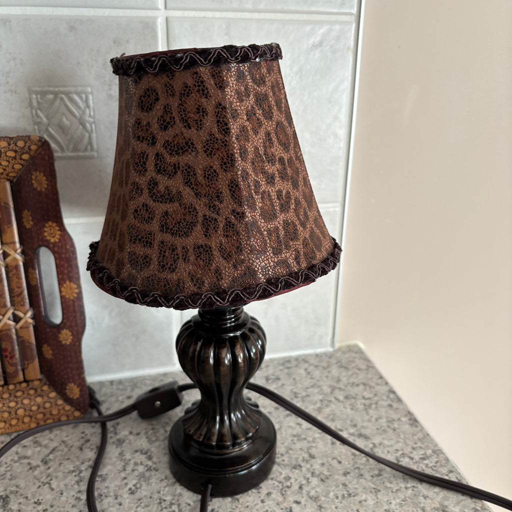 E781 Home decor grouping (heavy urn and more)
