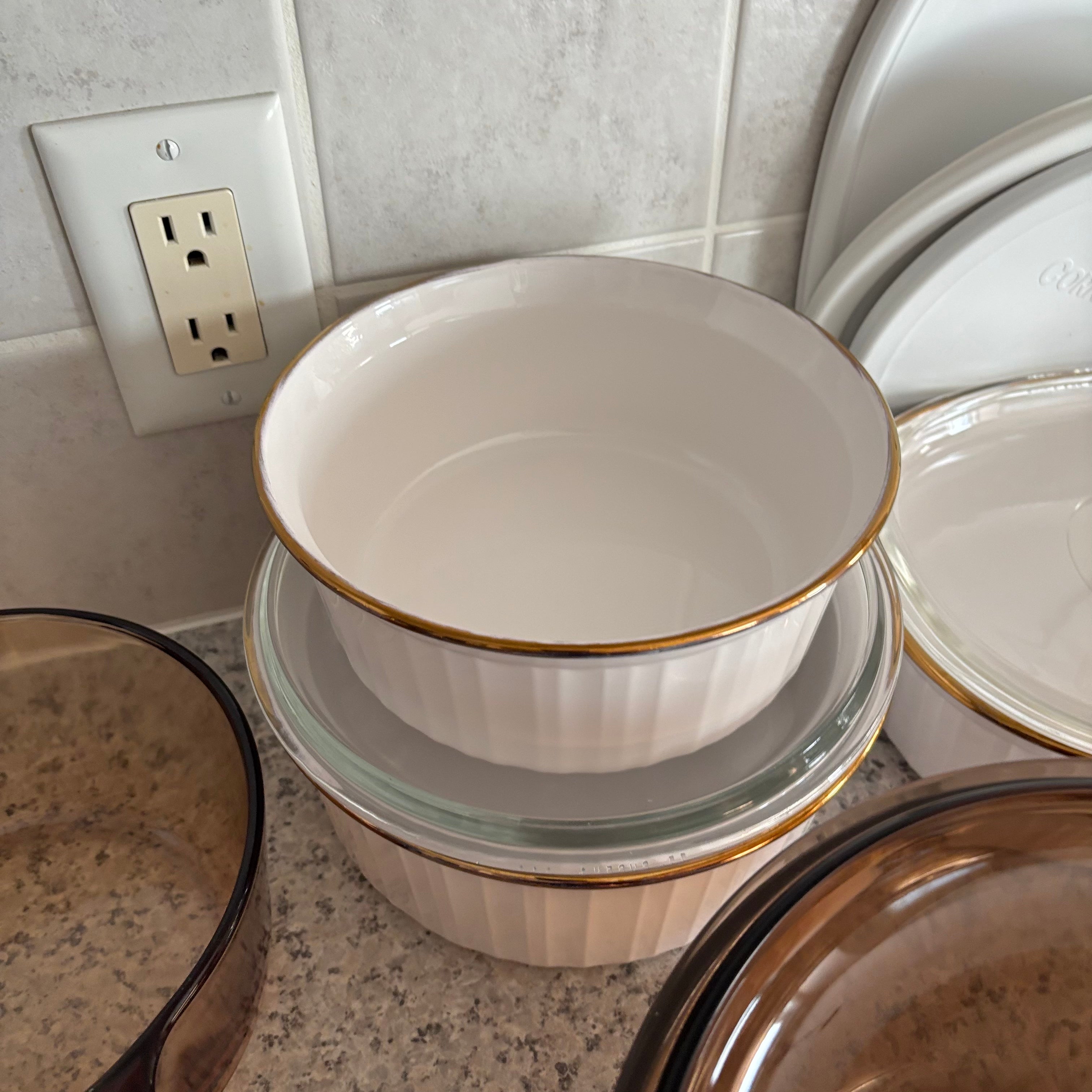 E786 Kitchen grouping (glass Pyrex pots and more)