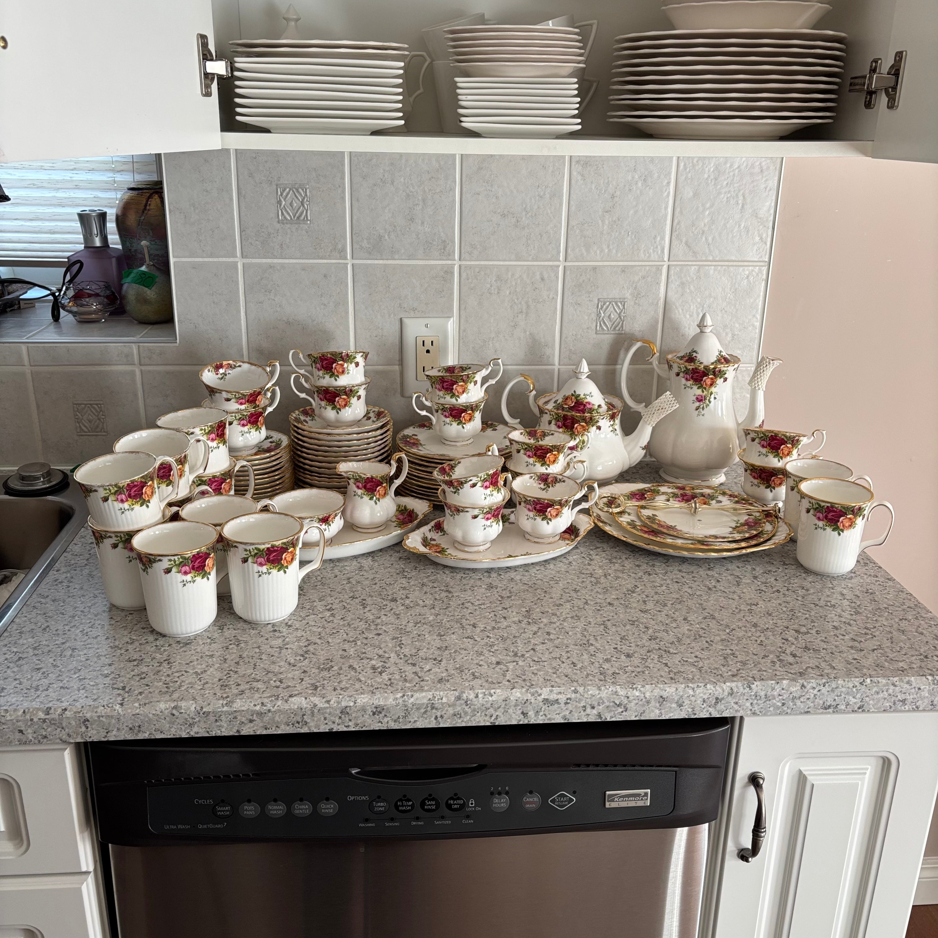 E788 72 piece Royal Albert Old Country Roses china grouping (in excellent condition)