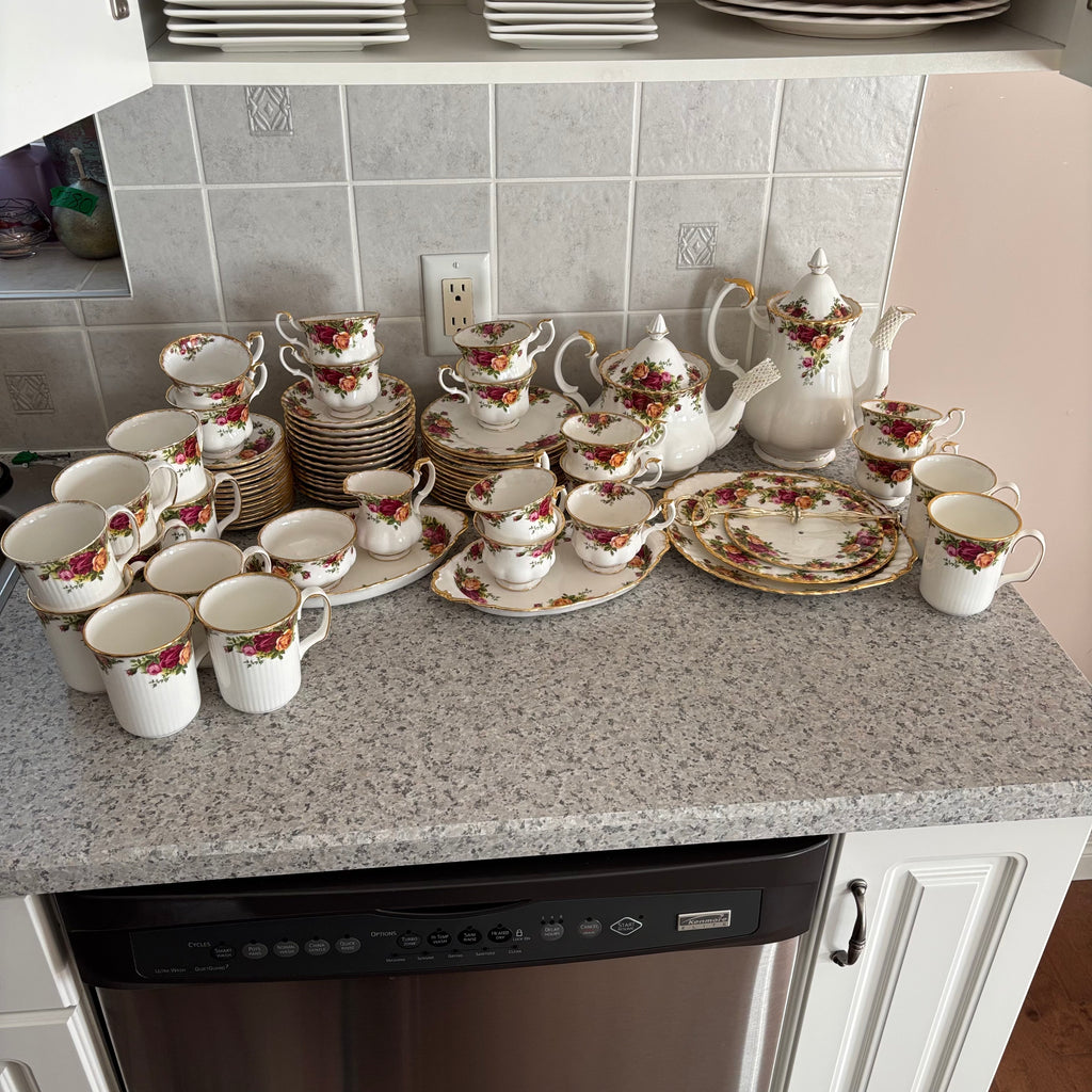 E788 72 piece Royal Albert Old Country Roses china grouping (in excellent condition)