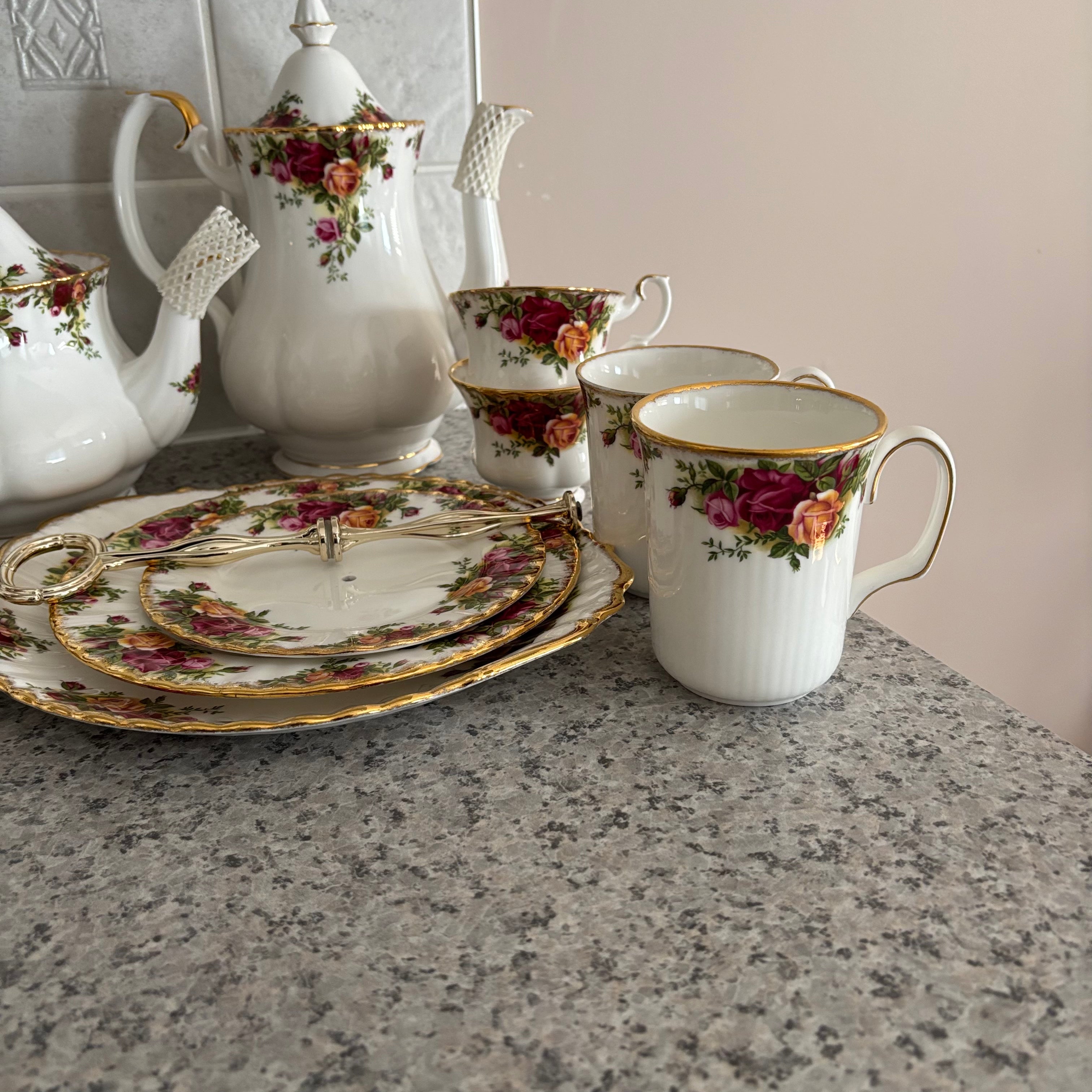 E788 72 piece Royal Albert Old Country Roses china grouping (in excellent condition)
