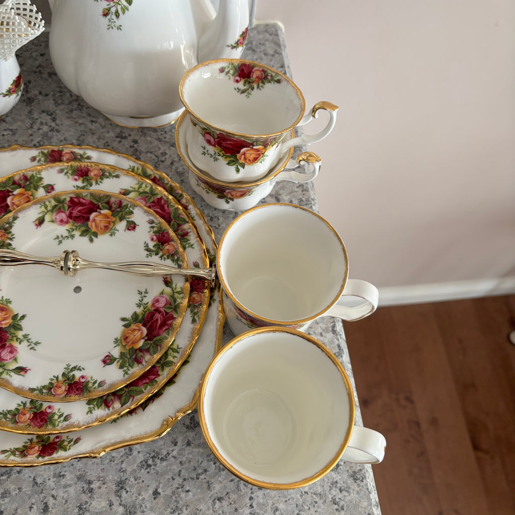 E788 72 piece Royal Albert Old Country Roses china grouping (in excellent condition)