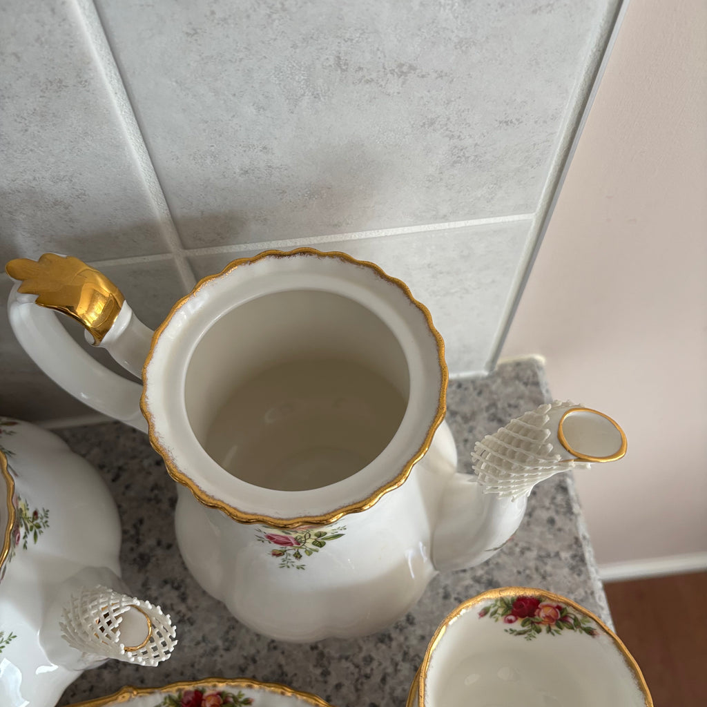 E788 72 piece Royal Albert Old Country Roses china grouping (in excellent condition)