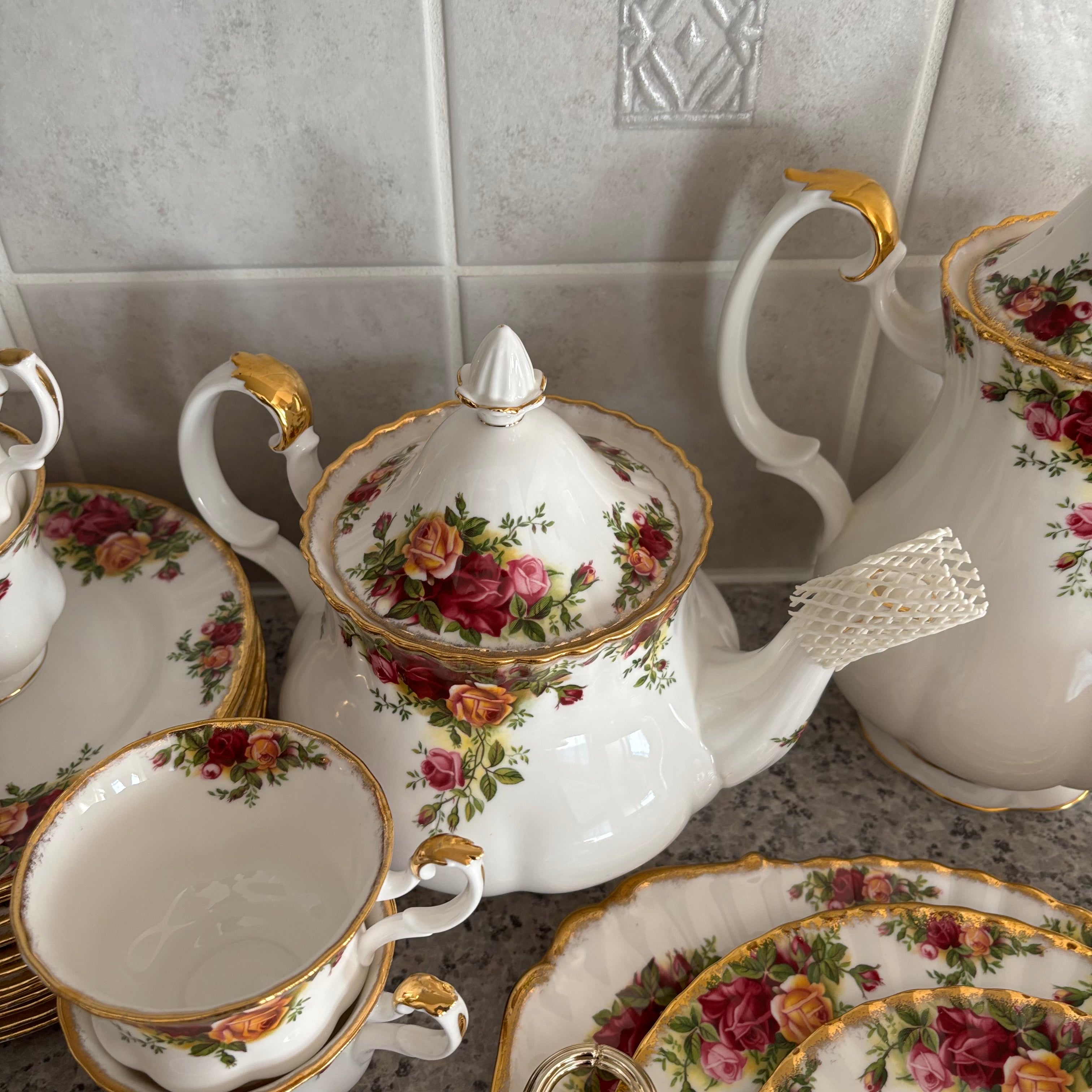 E788 72 piece Royal Albert Old Country Roses china grouping (in excellent condition)