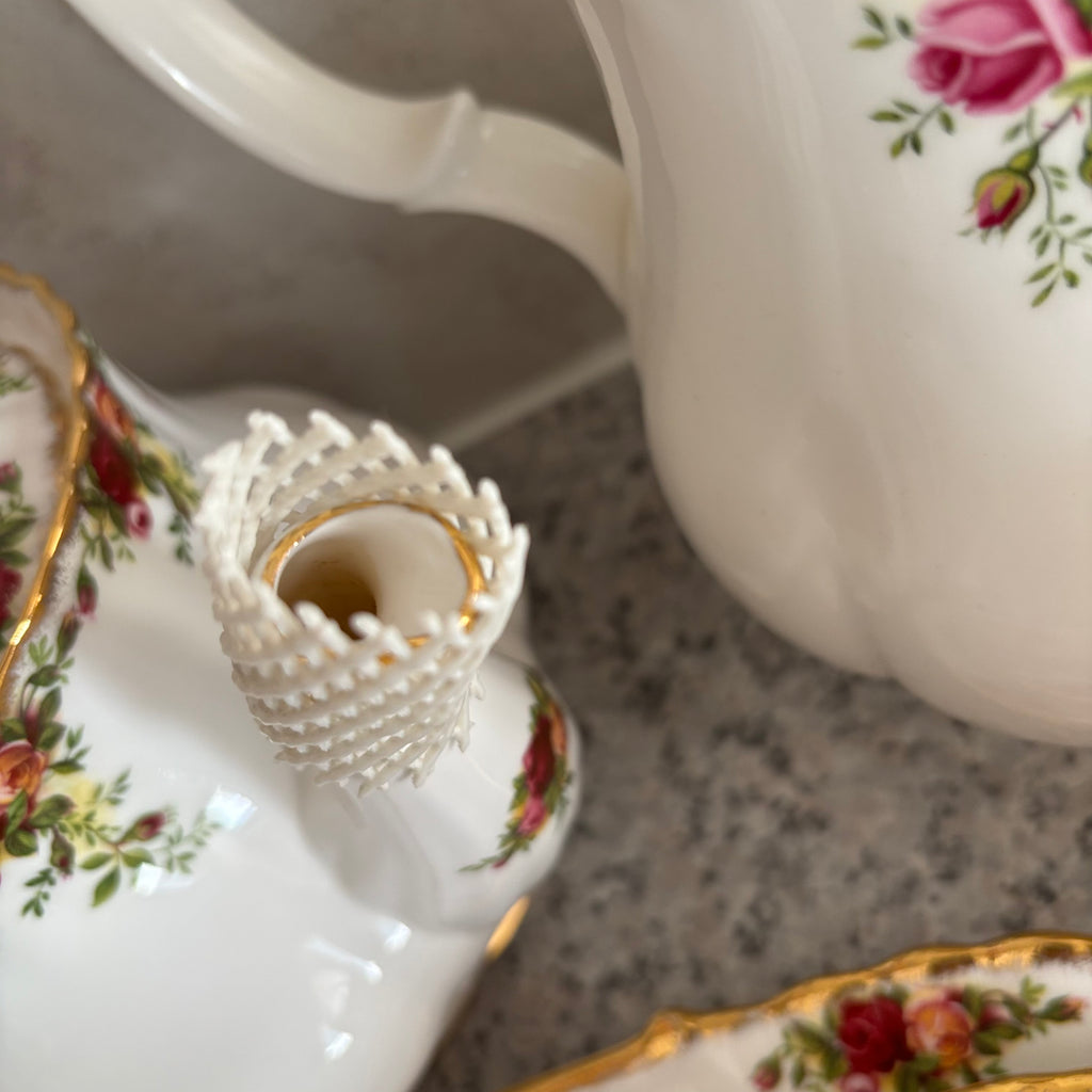 E788 72 piece Royal Albert Old Country Roses china grouping (in excellent condition)