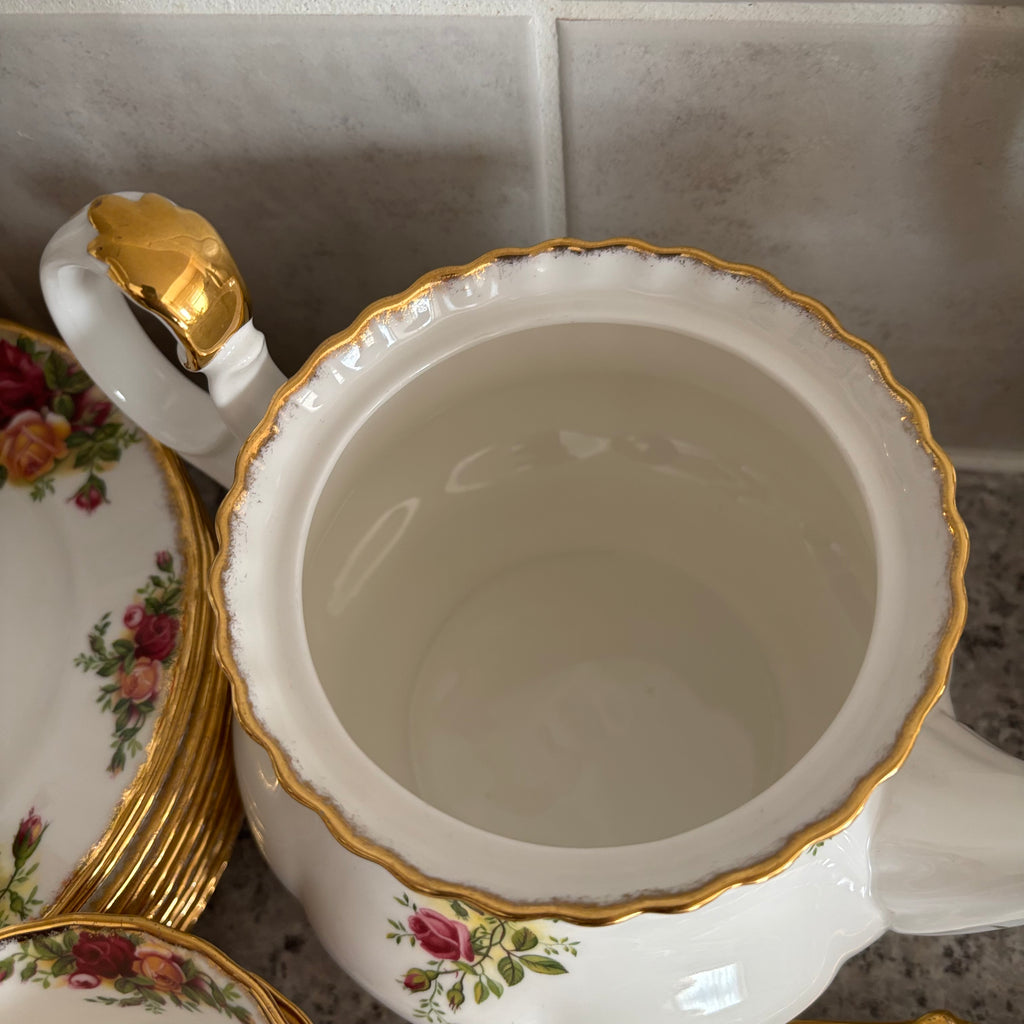 E788 72 piece Royal Albert Old Country Roses china grouping (in excellent condition)
