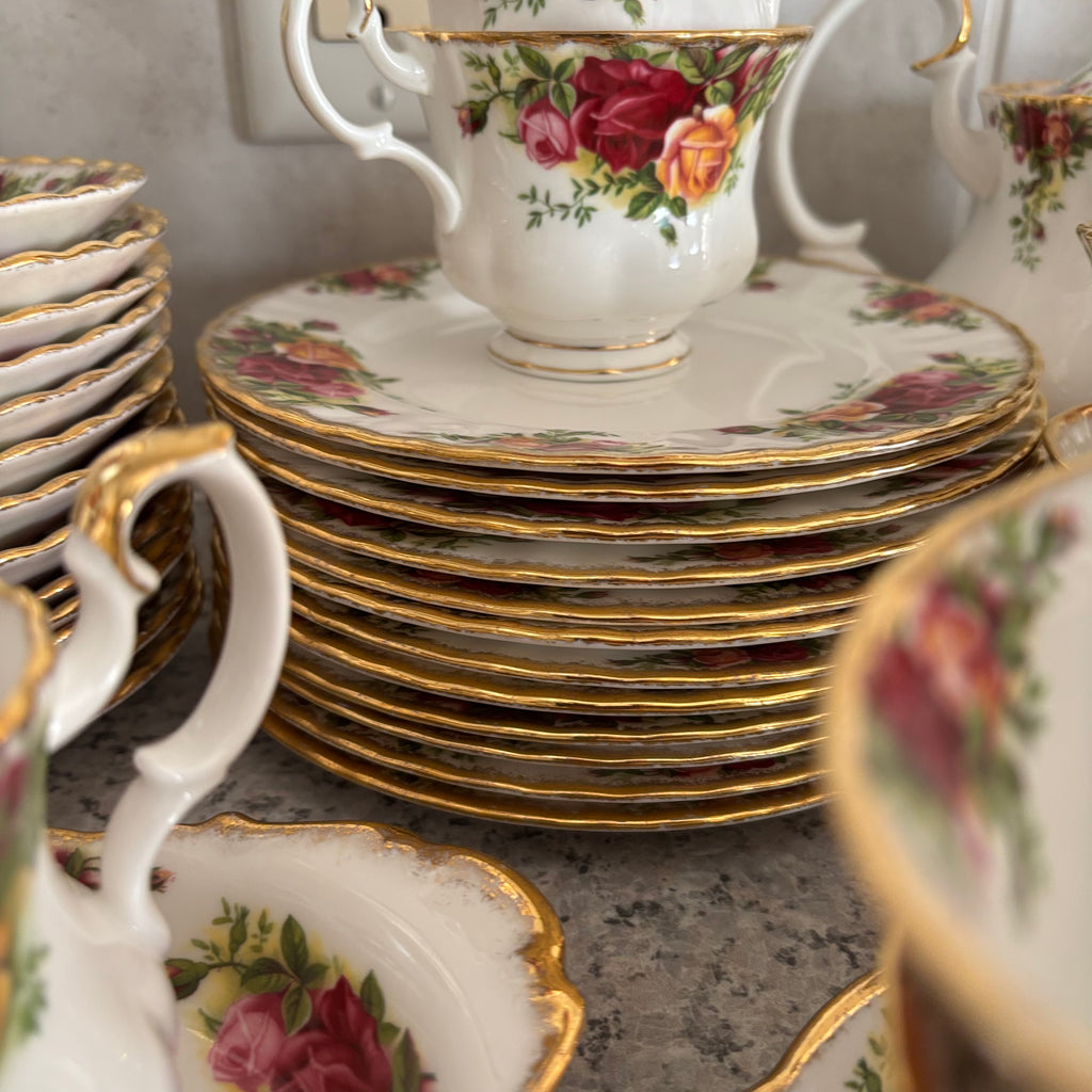 E788 72 piece Royal Albert Old Country Roses china grouping (in excellent condition)